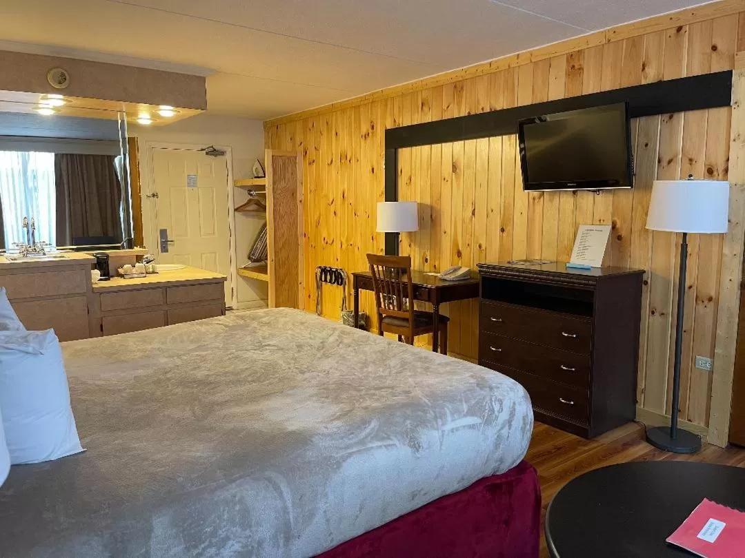 Bed in Zoders Inn and Suites