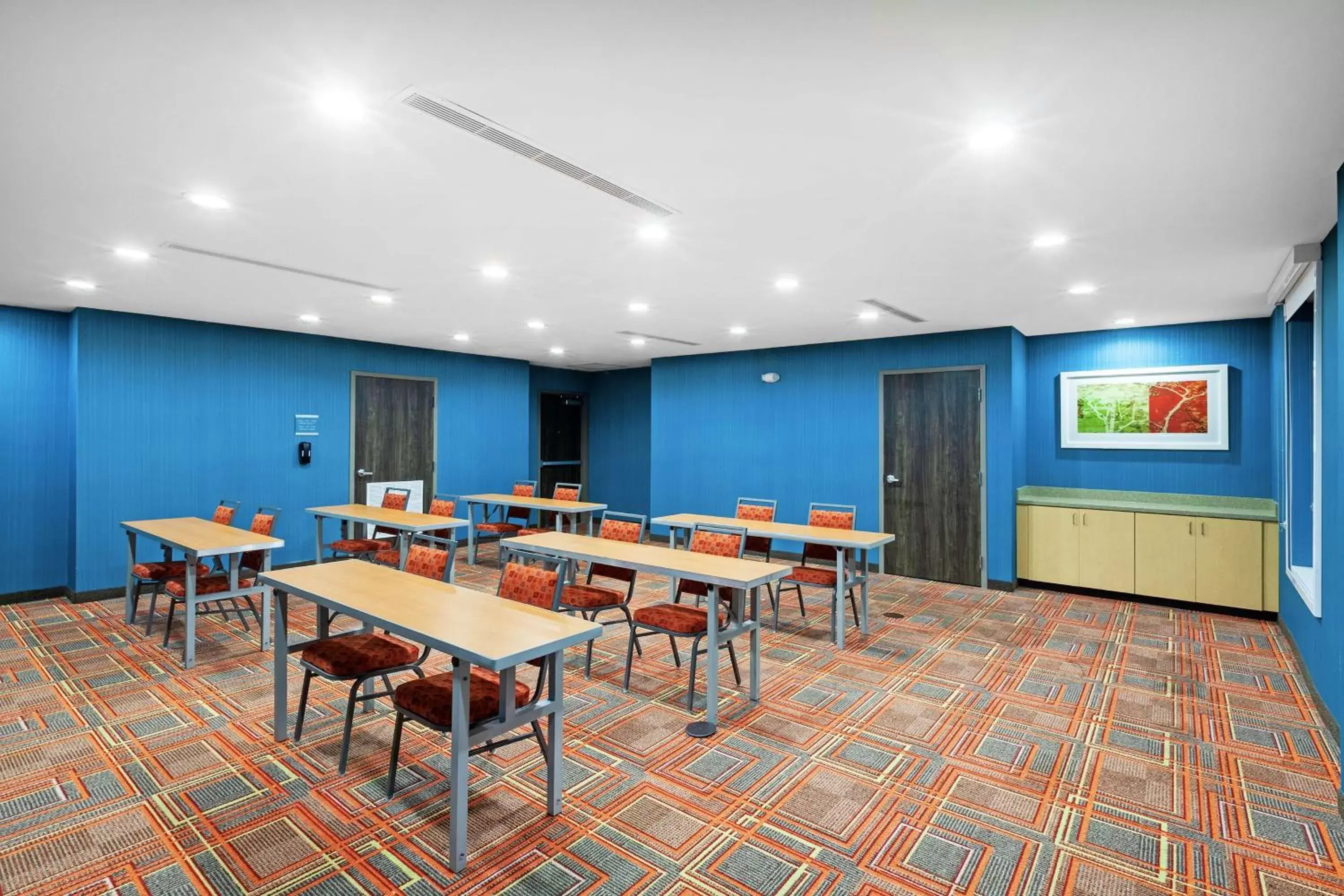 Meeting/conference room, Restaurant/Places to Eat in Home2 Suites By Hilton Gonzales
