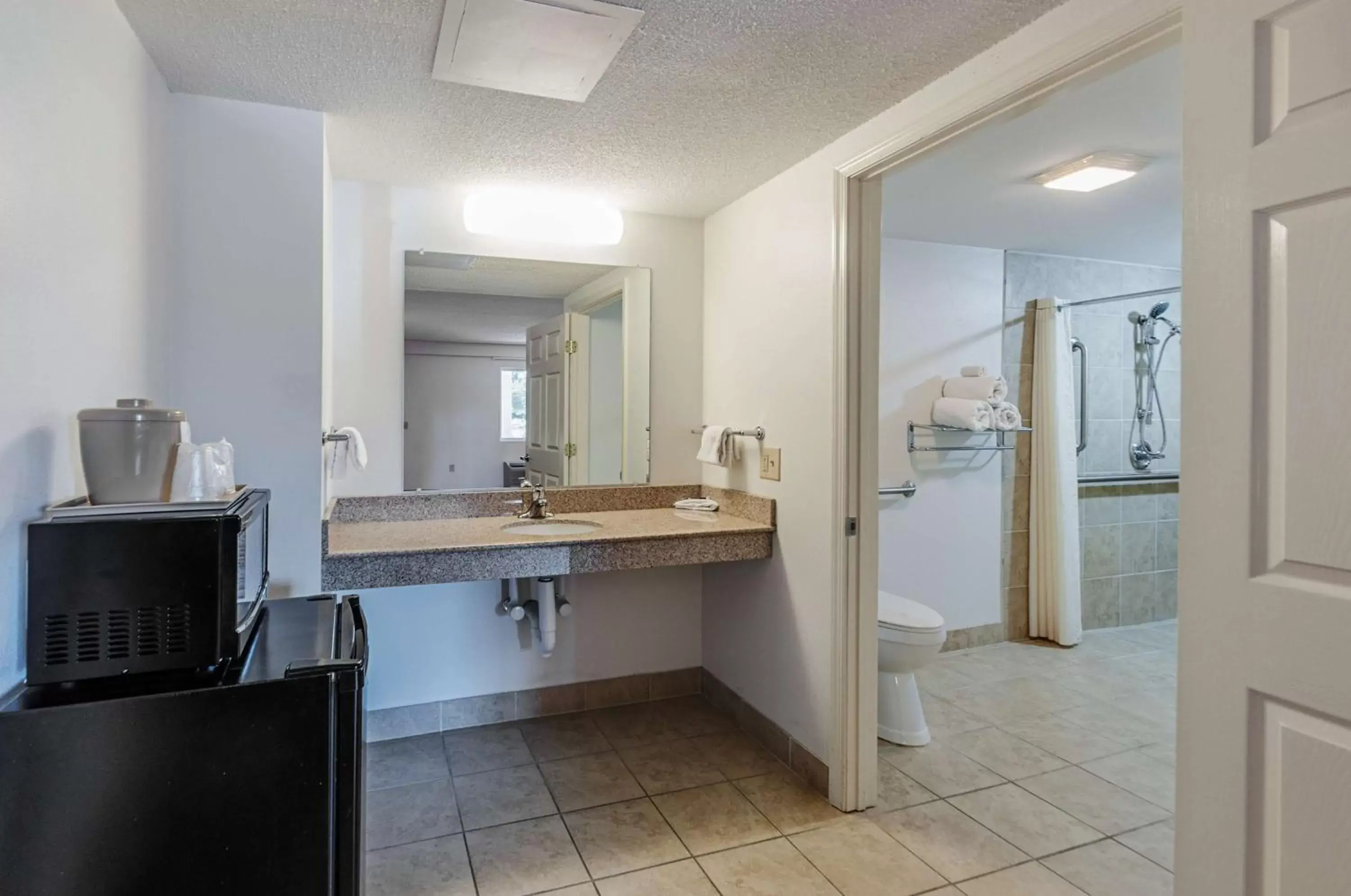 Shower, Bathroom in Motel 6-Martinsburg, WV