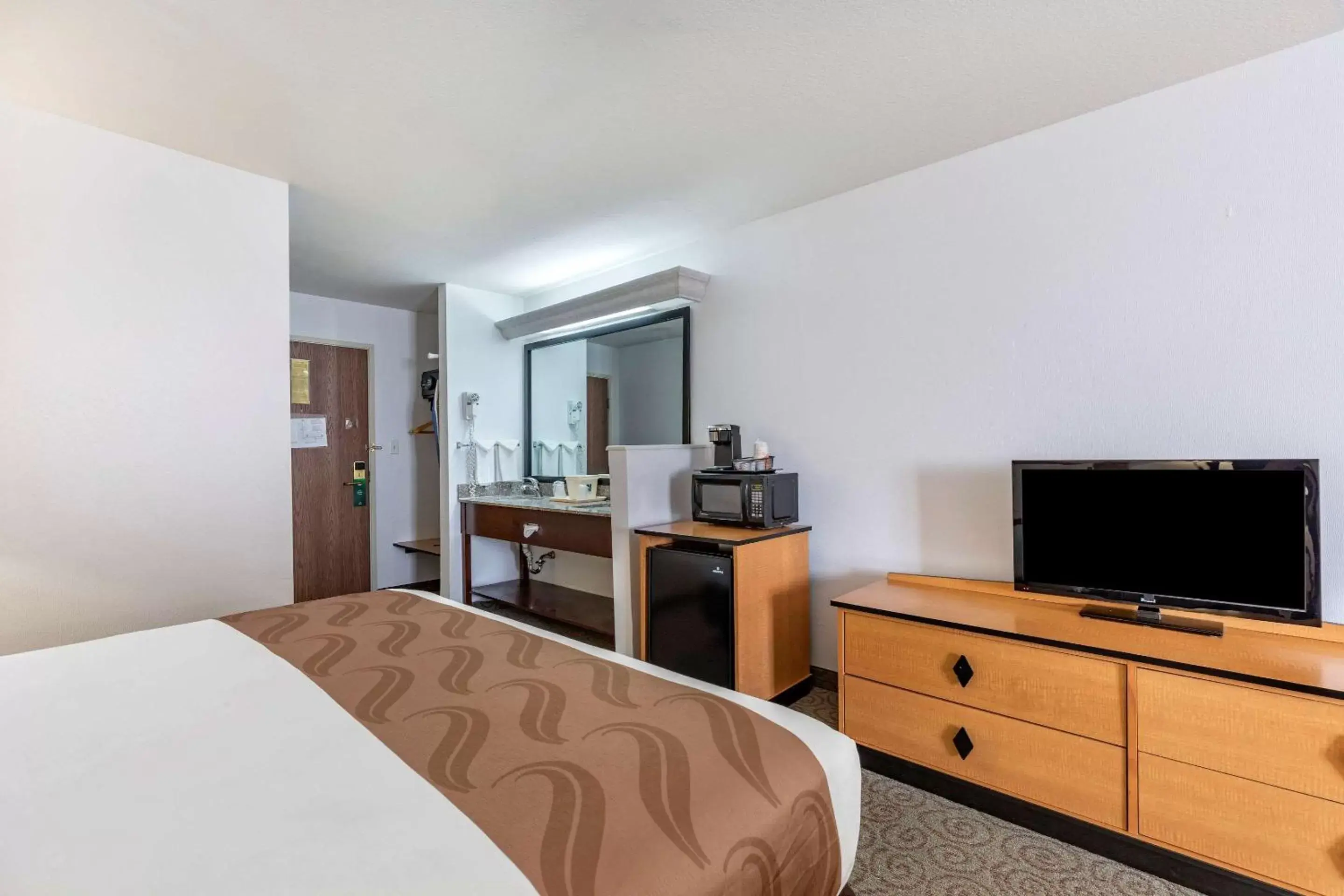 Bedroom, TV/Entertainment Center in Quality Inn and Suites Denver Airport - Gateway Park