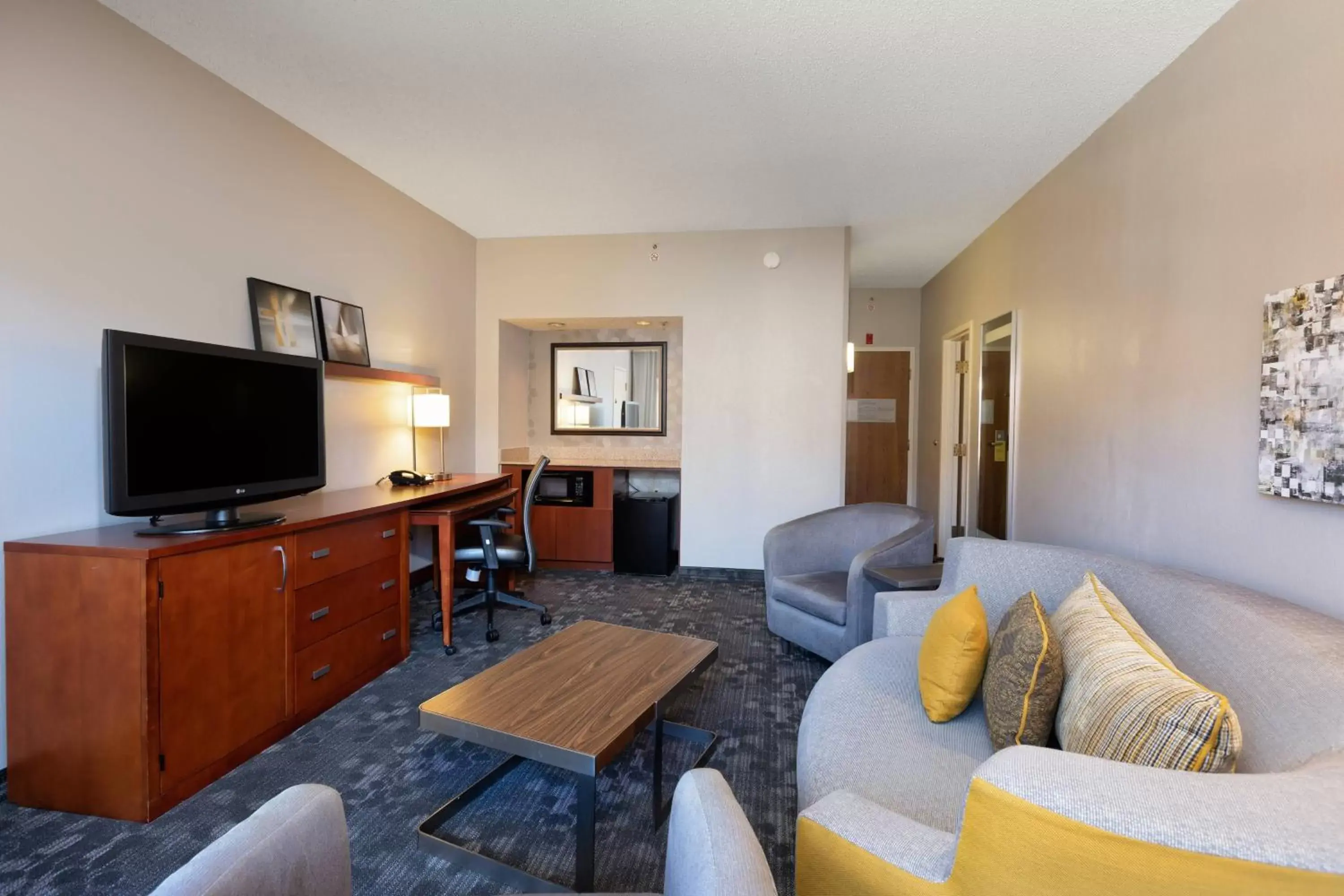 Living room, Seating Area in Courtyard by Marriott Dallas-Fort Worth/Bedford