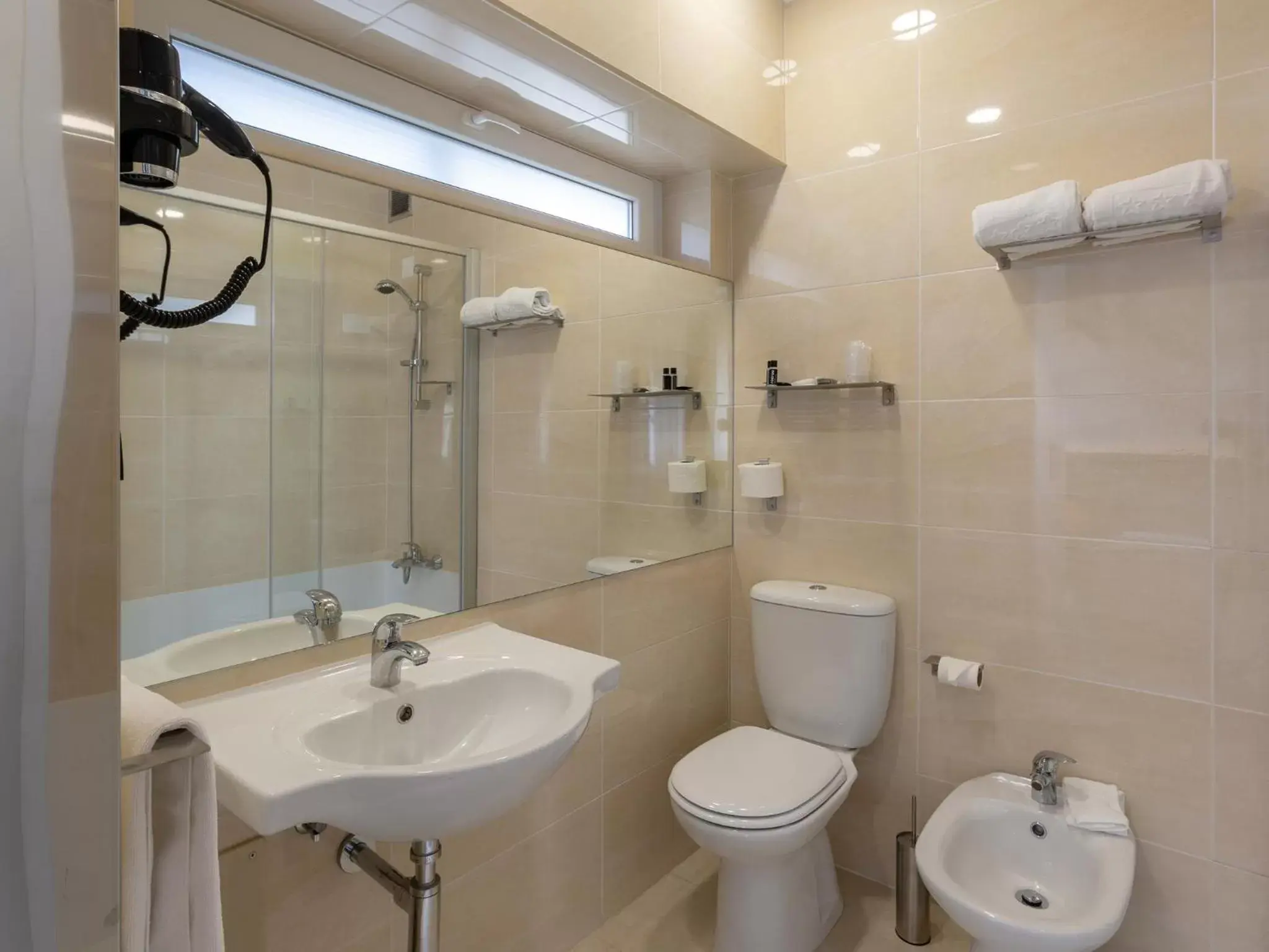 Toilet, Bathroom in Hotel Afonso V