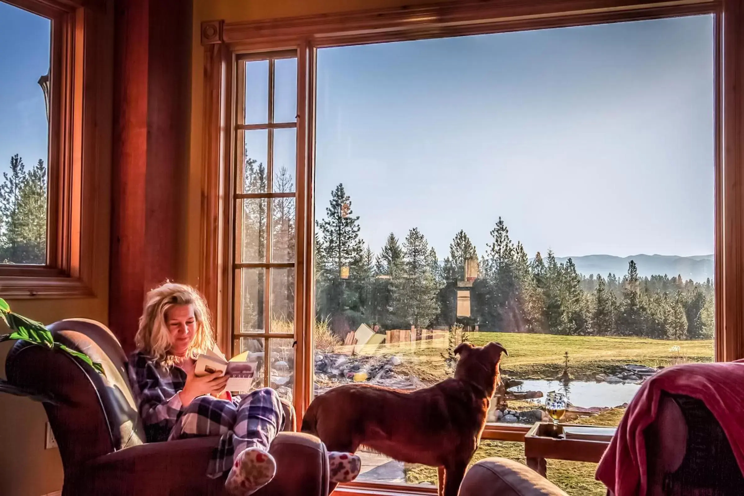 Communal lounge/ TV room in Talus Rock Retreat