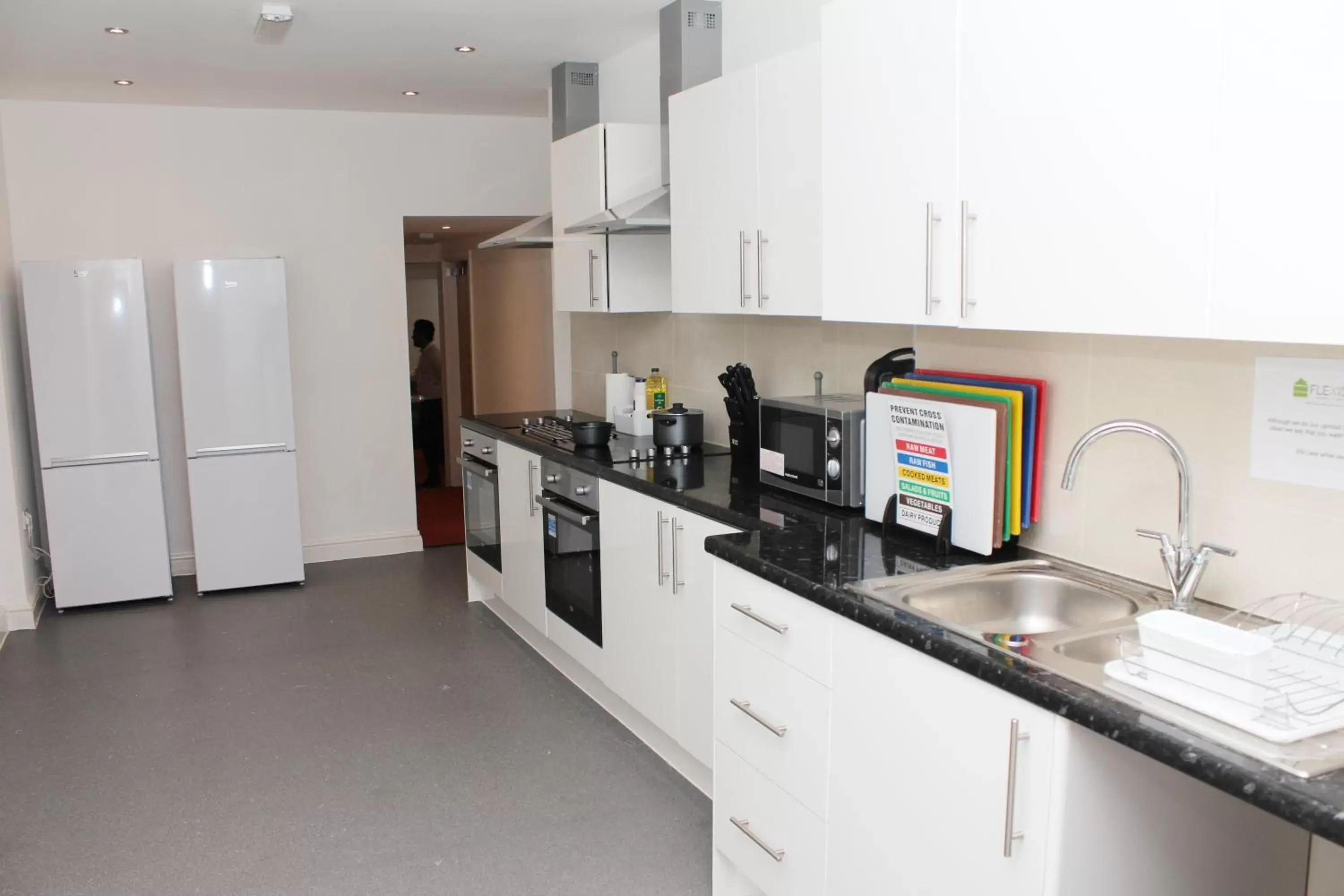 Communal kitchen, Kitchen/Kitchenette in Flexistay Leicester Gable Aparthotel