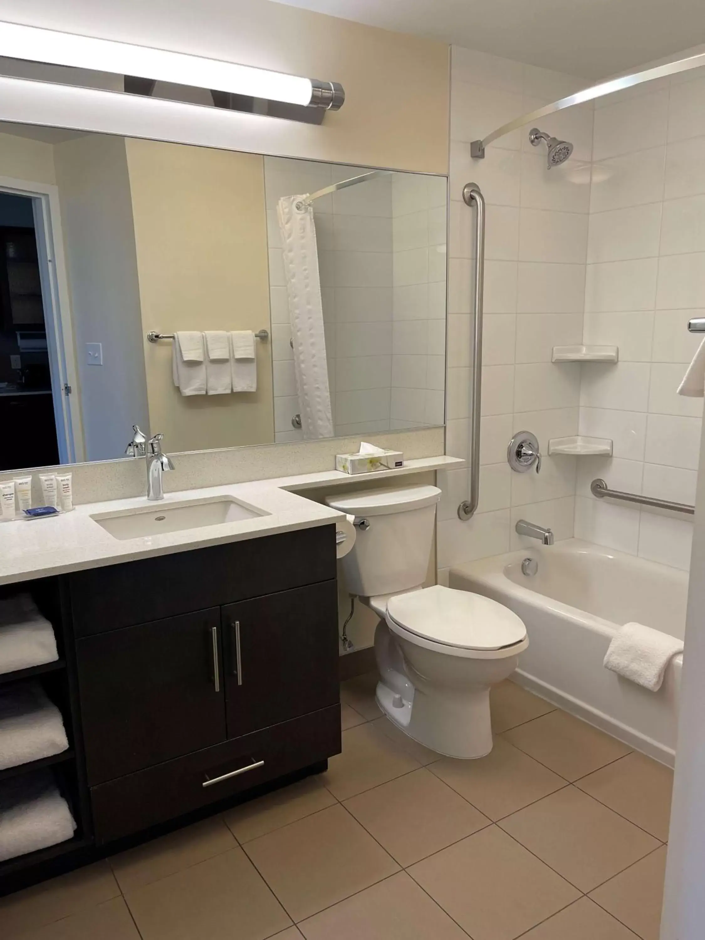 Bathroom in Park Inn by Radisson, Calgary Airport North, AB