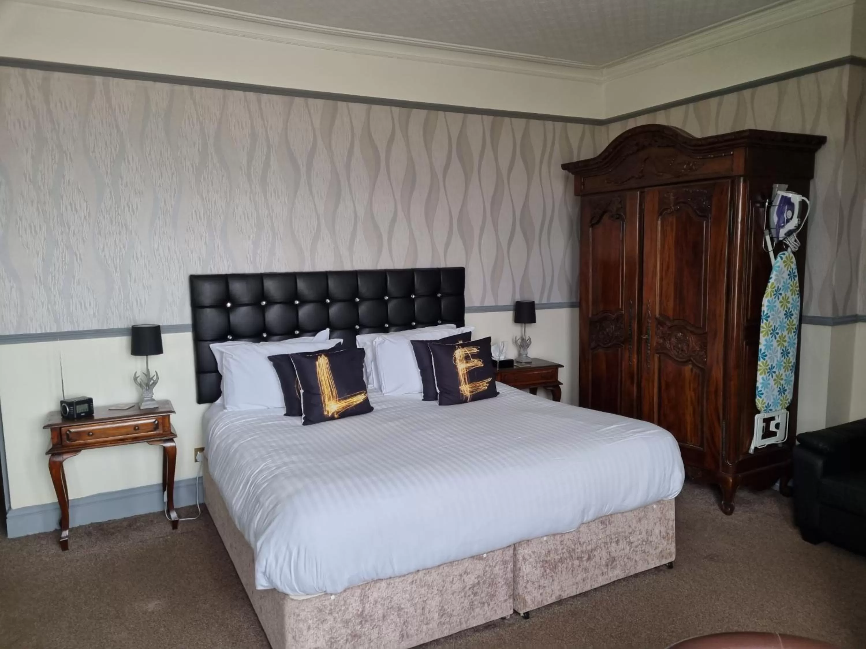 Bedroom, Bed in Ye Olde Fighting Cocks