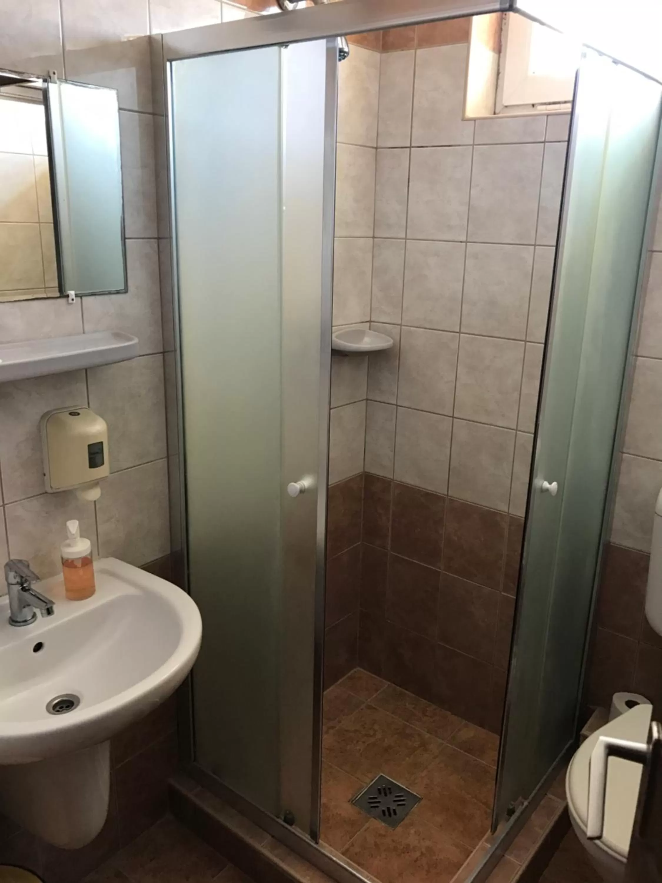 Shower in Romantik Étterem - Panzió