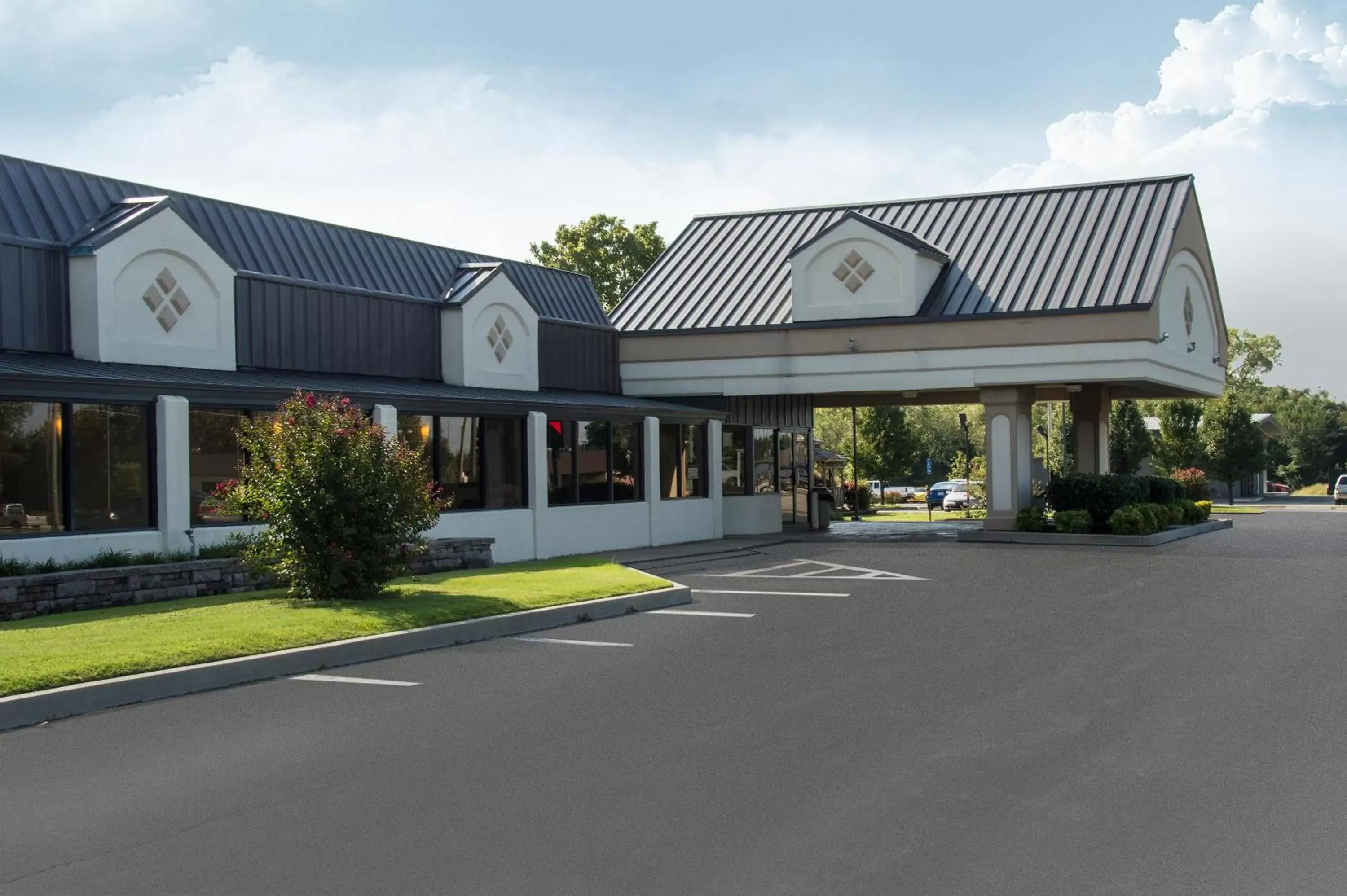 Facade/entrance, Property Building in Lamplighter Inn & Suites Pittsburg