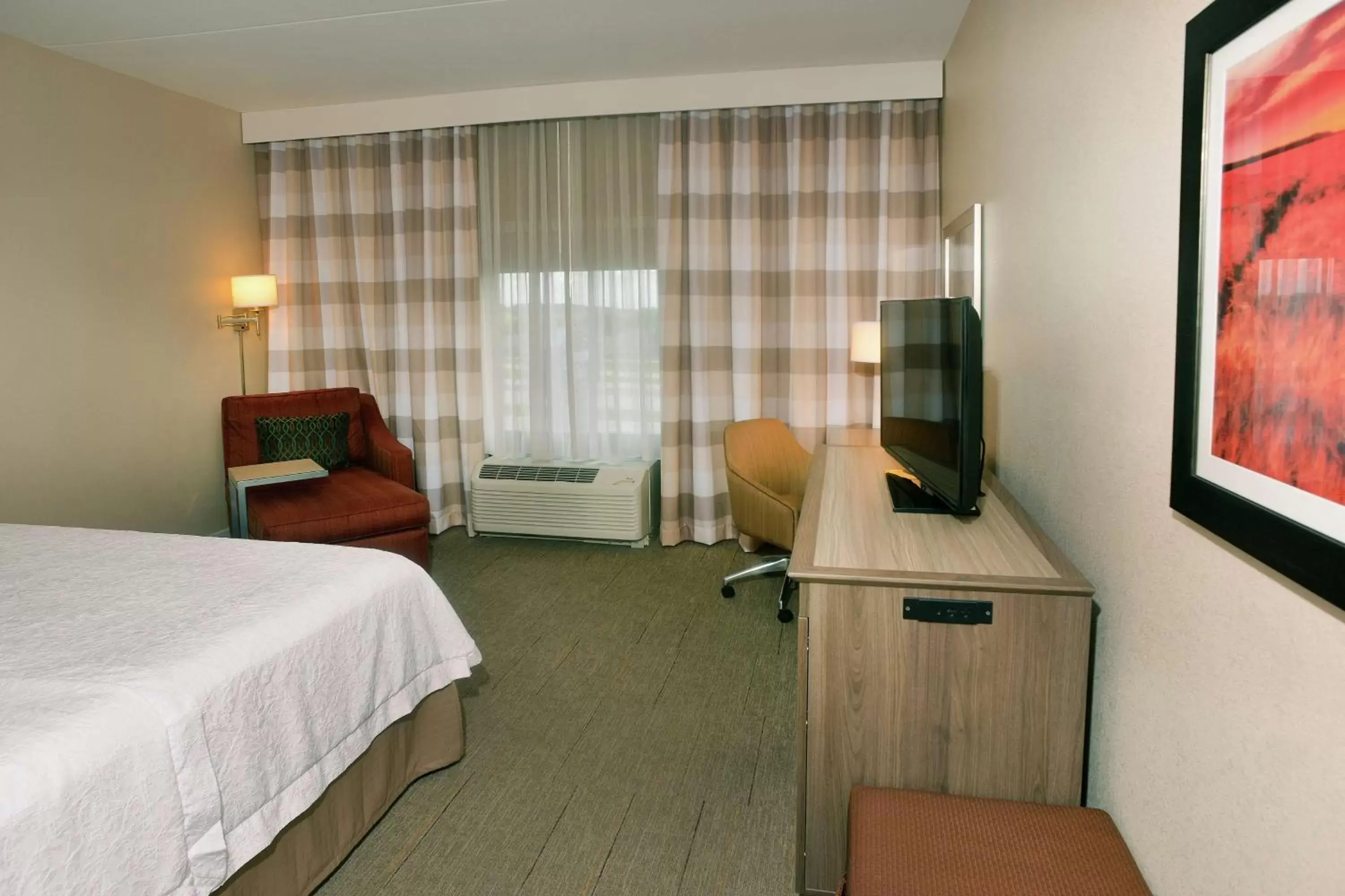 Bedroom, TV/Entertainment Center in Hampton Inn Springfield-Southeast, MO