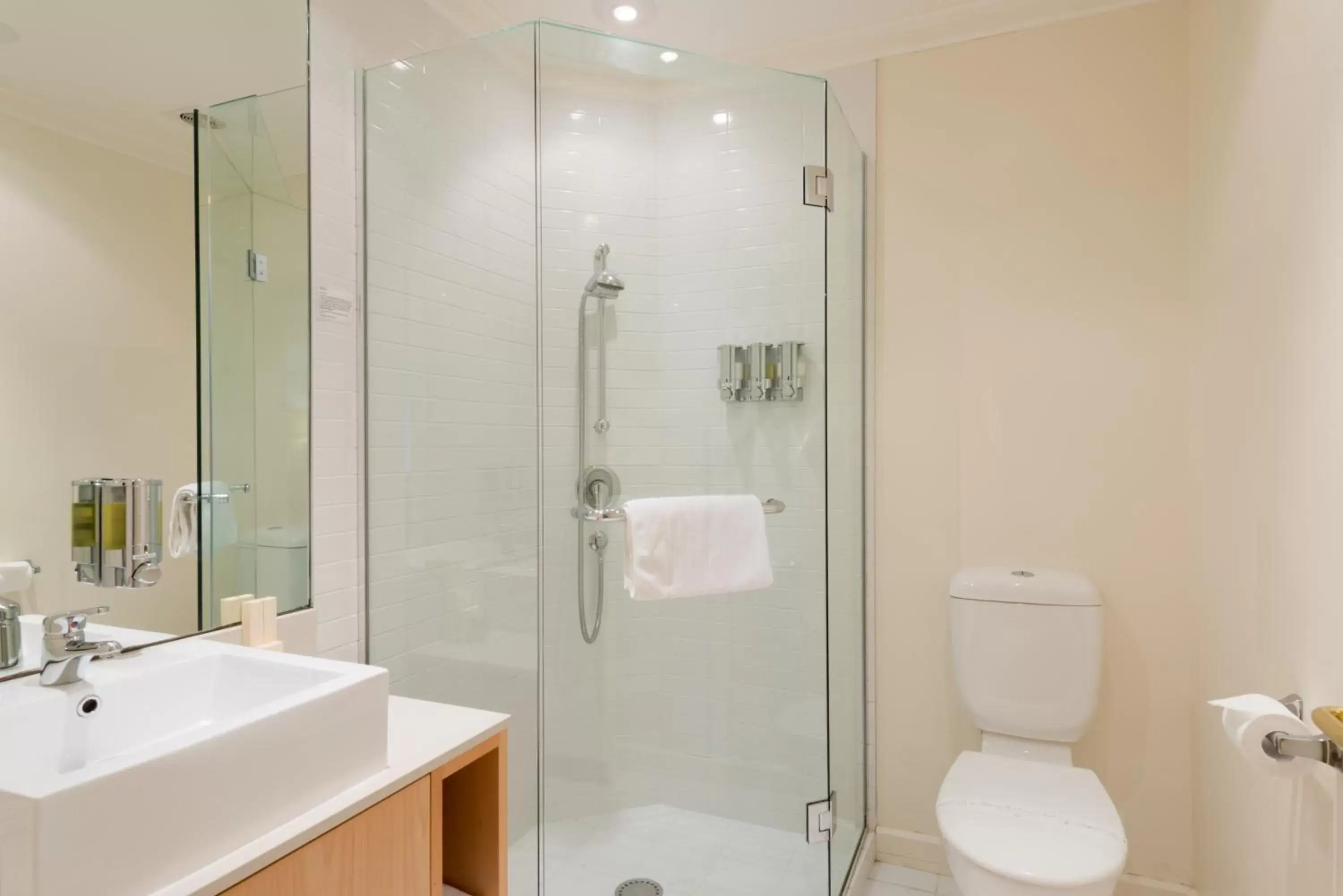 Bathroom in Paihia Beach Resort & Spa Hotel