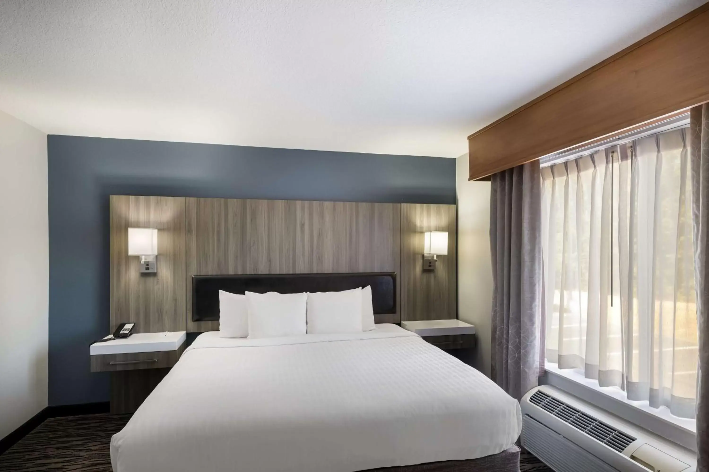 Bedroom, Bed in Best Western PLUS Mountain View Auburn Inn