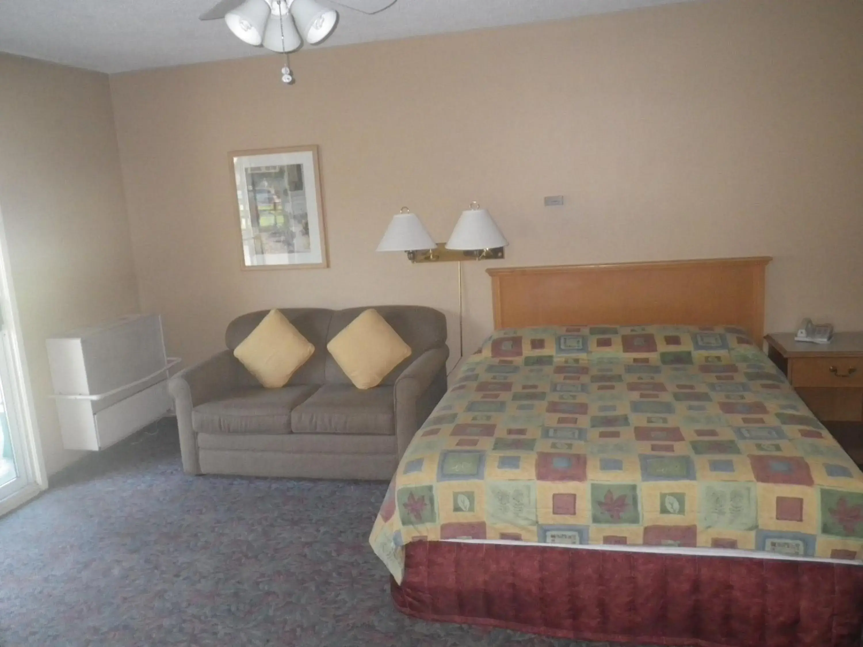 Photo of the whole room, Bed in Okanagan Seasons Resort