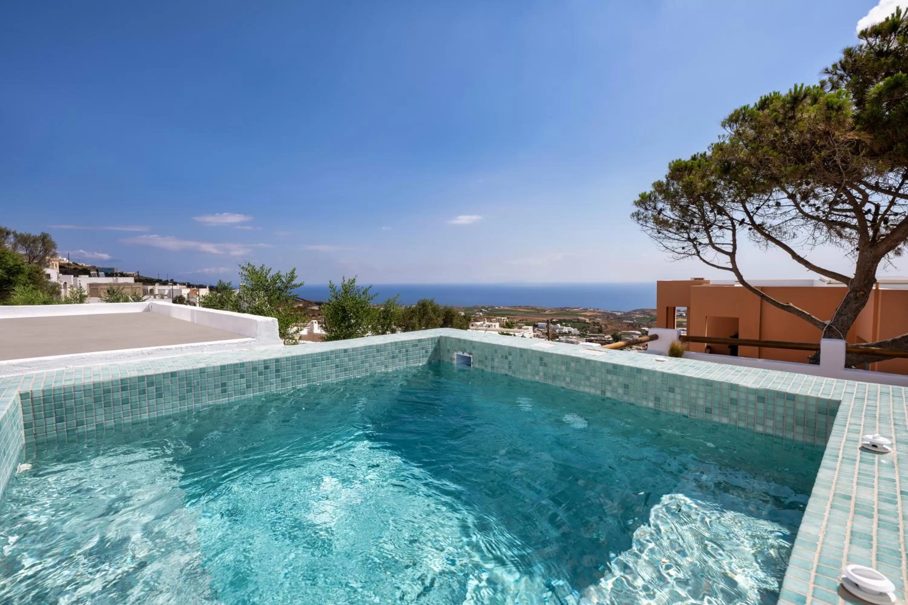 Hot Tub in Hill Suites