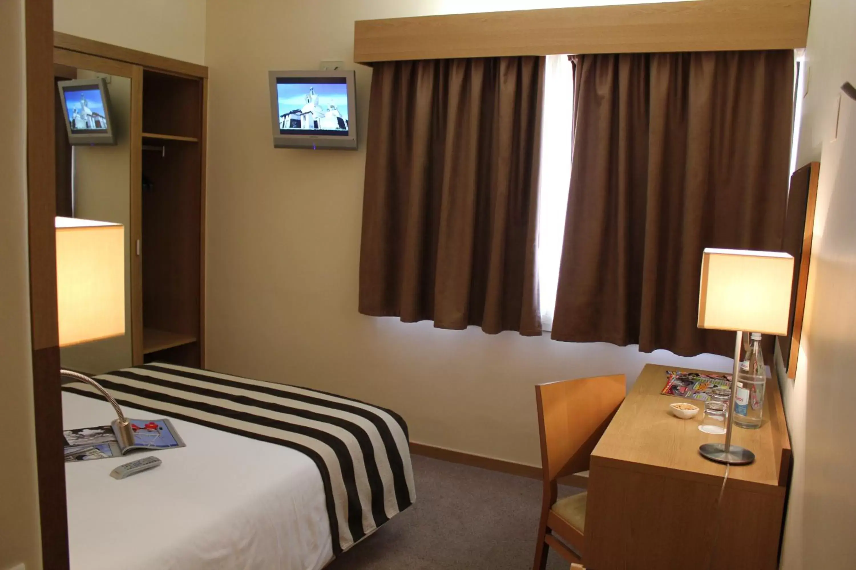 Photo of the whole room, Bed in Hotel Principe Lisboa