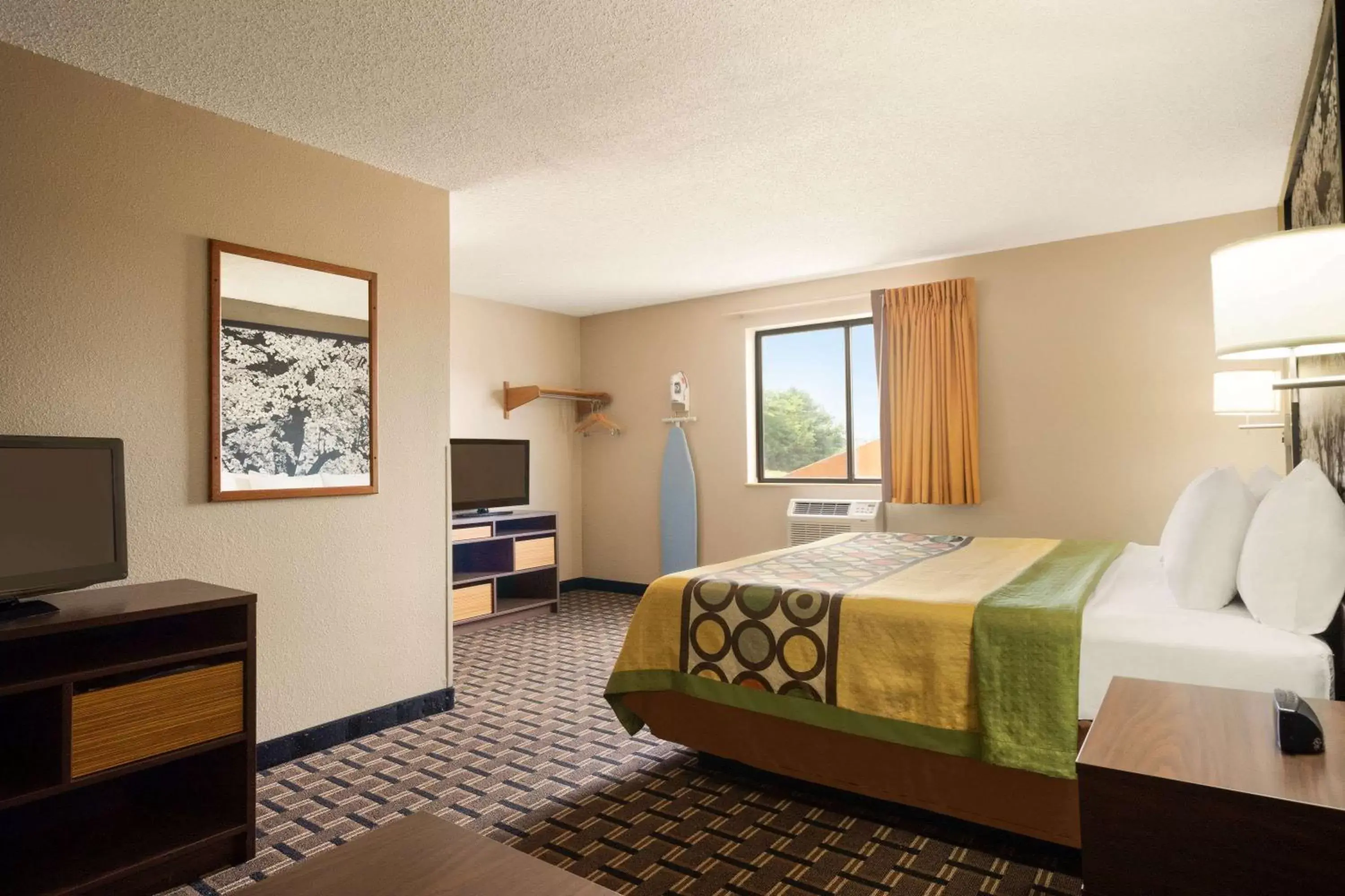 Photo of the whole room, Bed in Super 8 by Wyndham Mayfield
