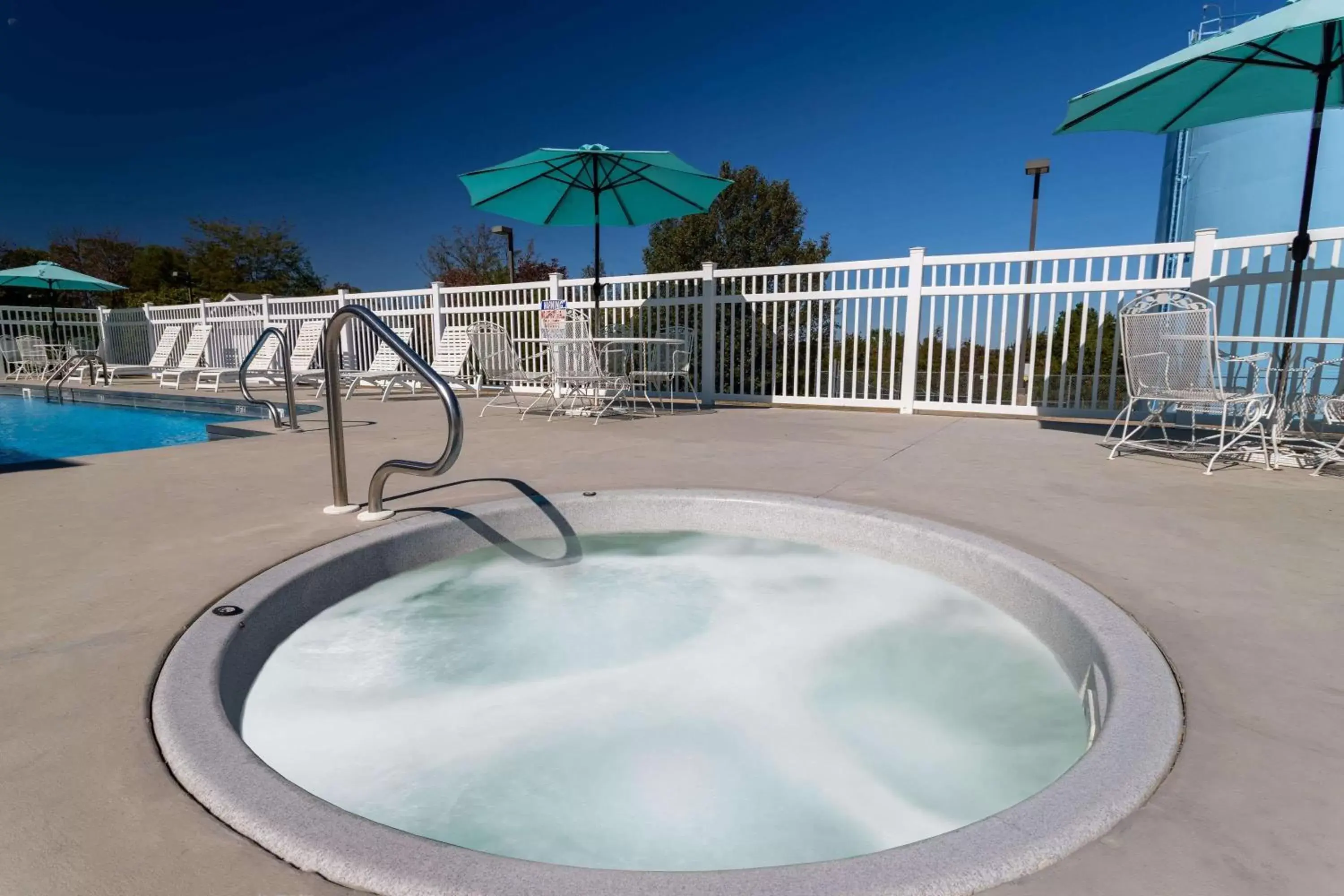 Hot Tub, Swimming Pool in Days Inn by Wyndham Mountain Home