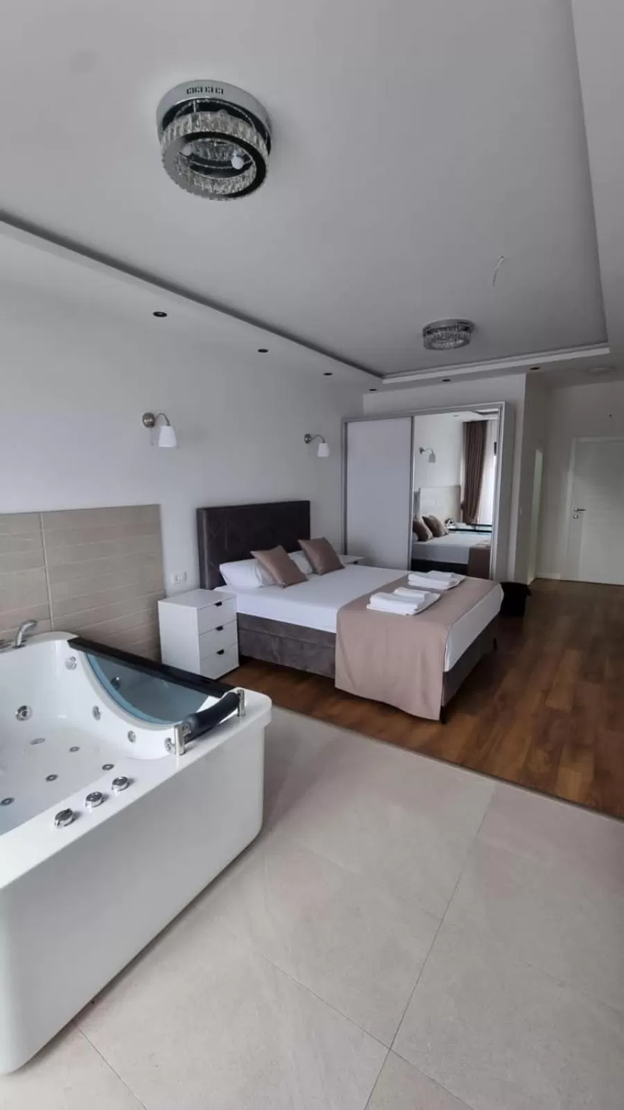 Hot Tub, Bed in Elan Luxury Apartments & Rooms
