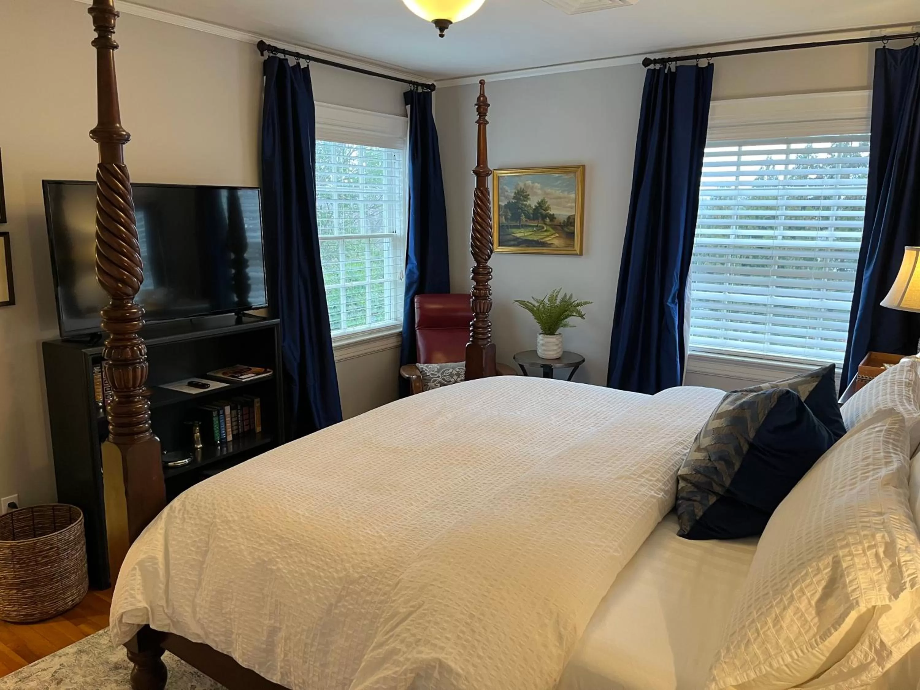 Bed in The Holly and Ivy Inn