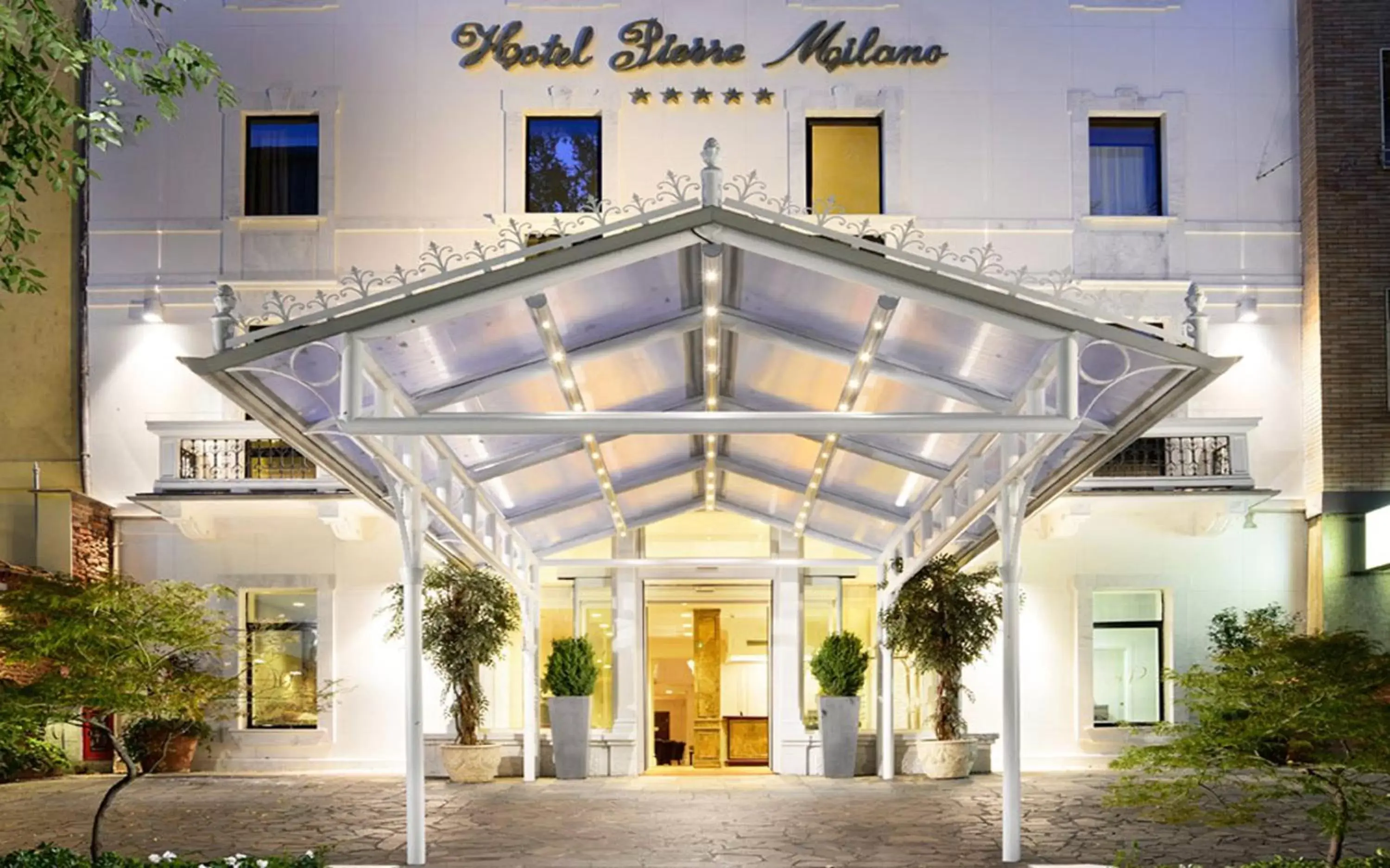 Facade/entrance in Hotel Pierre Milano