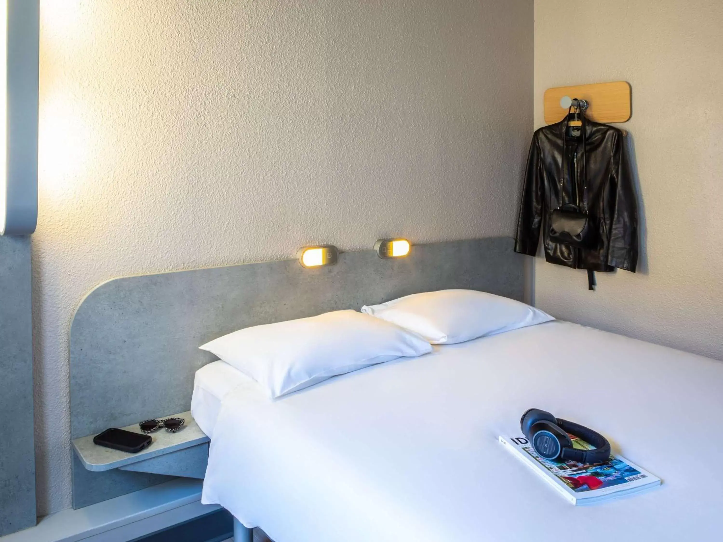 Bedroom, Bed in ibis budget Paris Porte De Montmartre