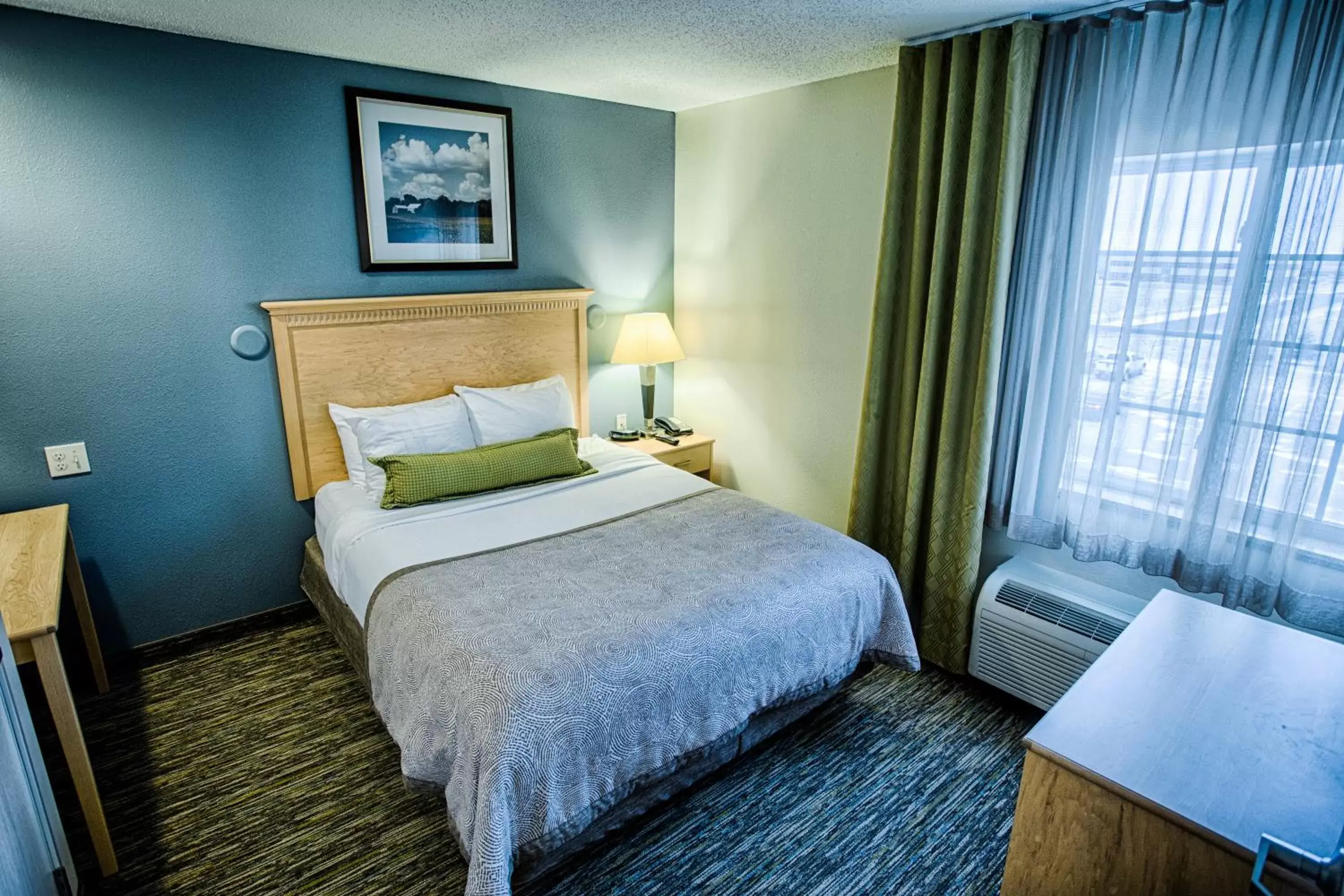 Photo of the whole room, Bed in Candlewood Suites Fargo-North Dakota State University, an IHG Hotel