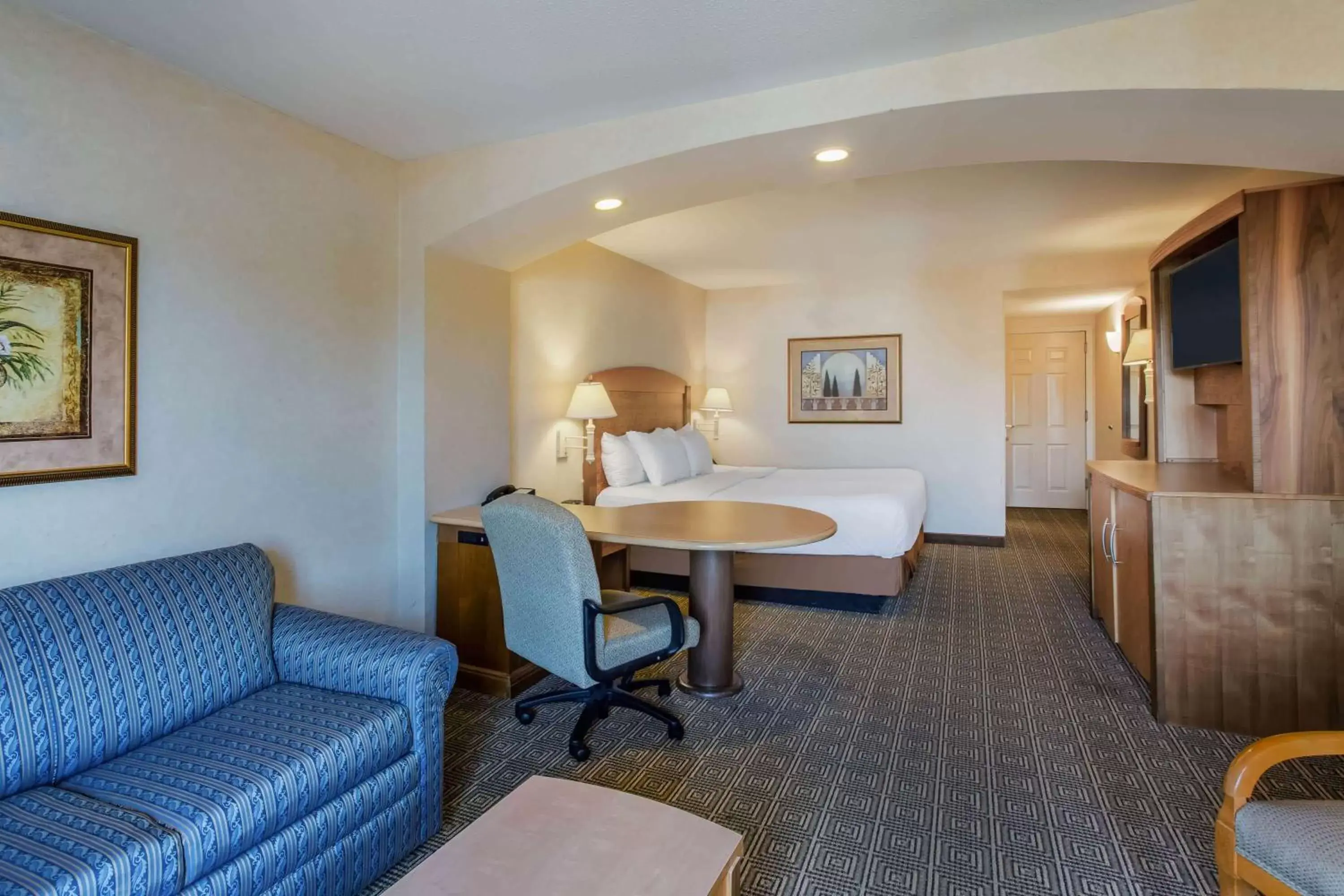 Photo of the whole room, Seating Area in La Quinta by Wyndham Islip - MacArthur Airport