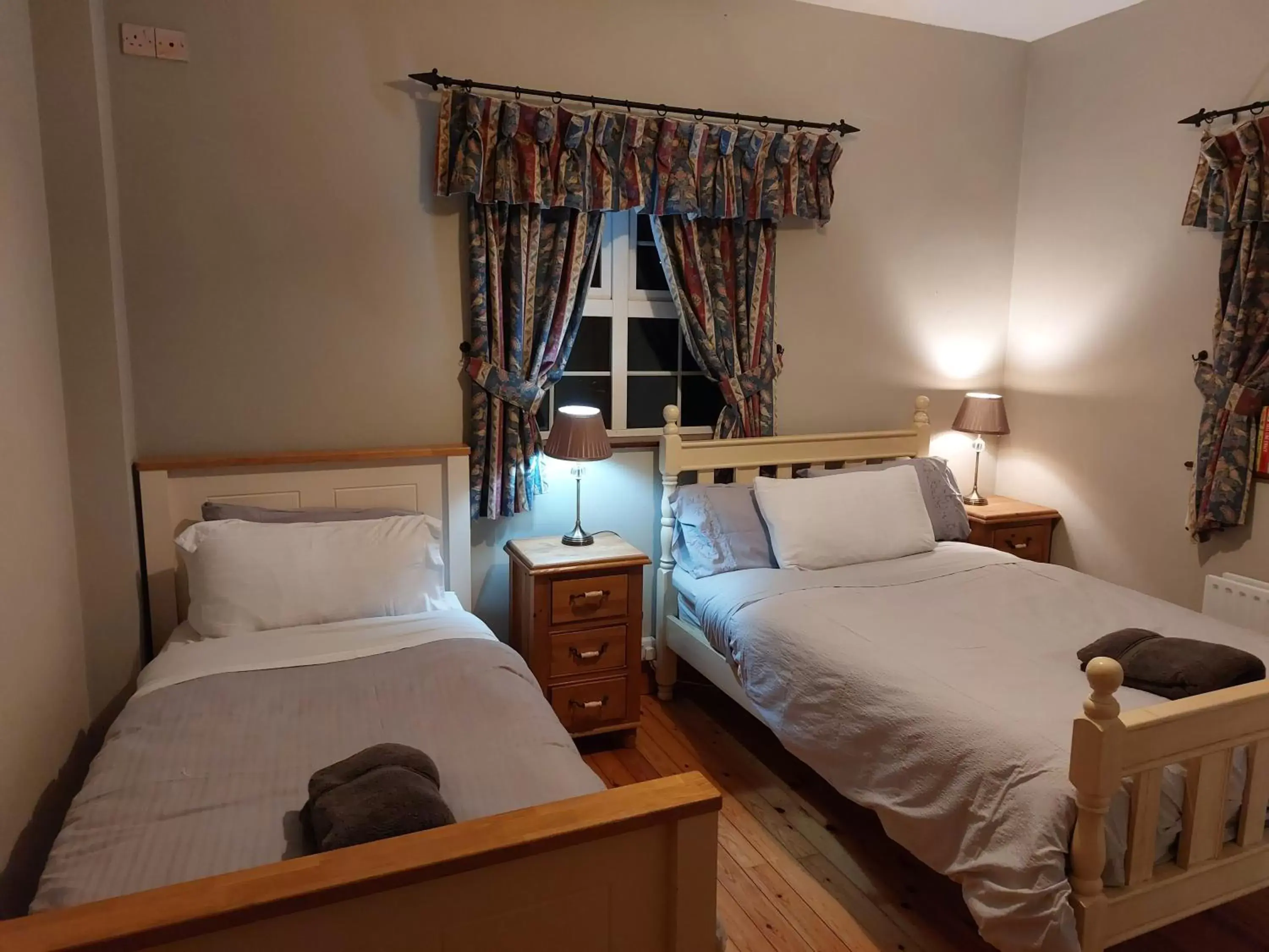 Photo of the whole room, Bed in Knockaderry House