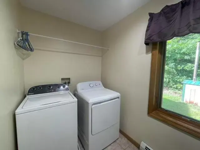 Kitchen/Kitchenette in Hill View Motel and Cottages