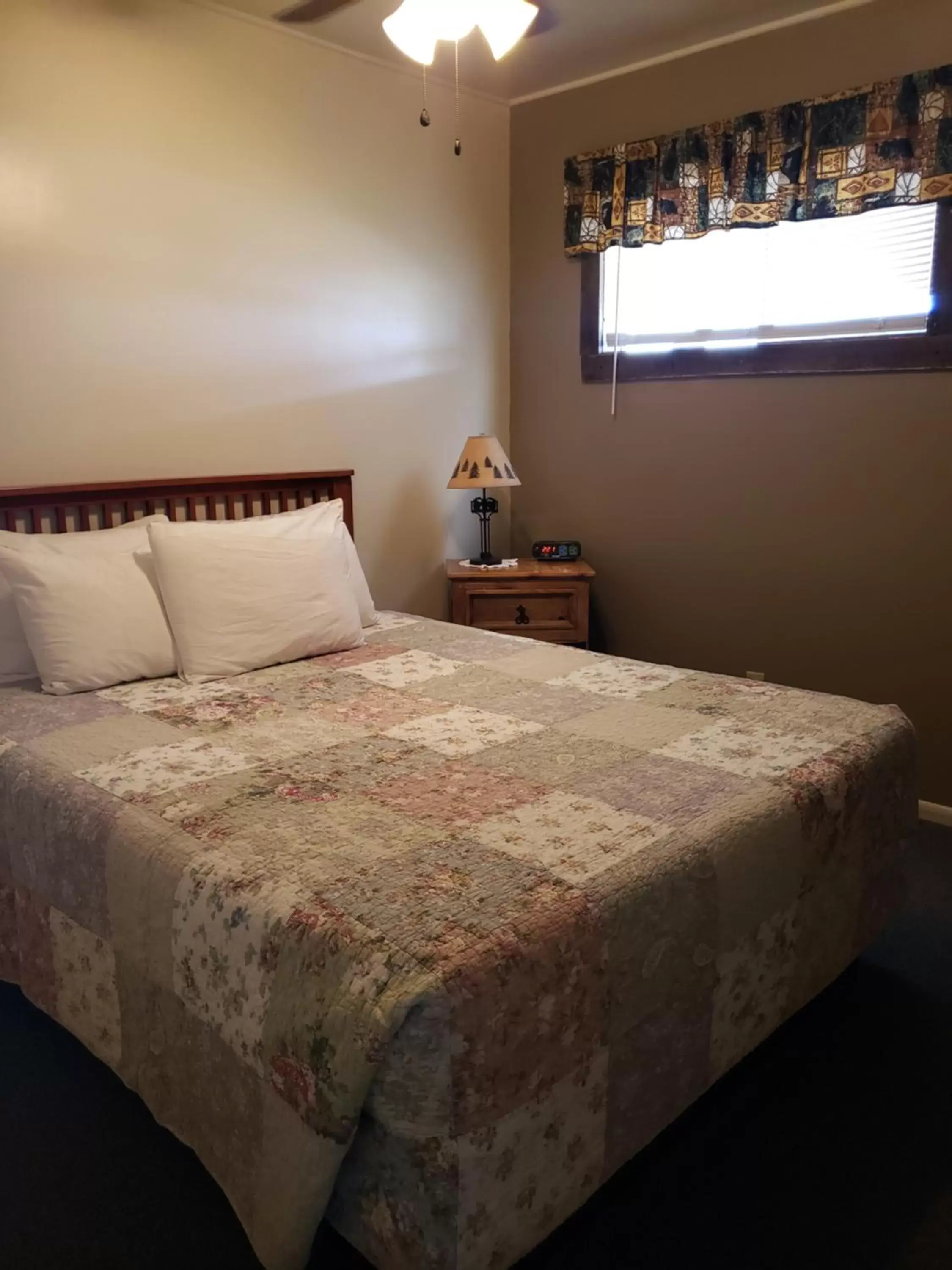 Bedroom, Bed in Flaming Gorge Resort