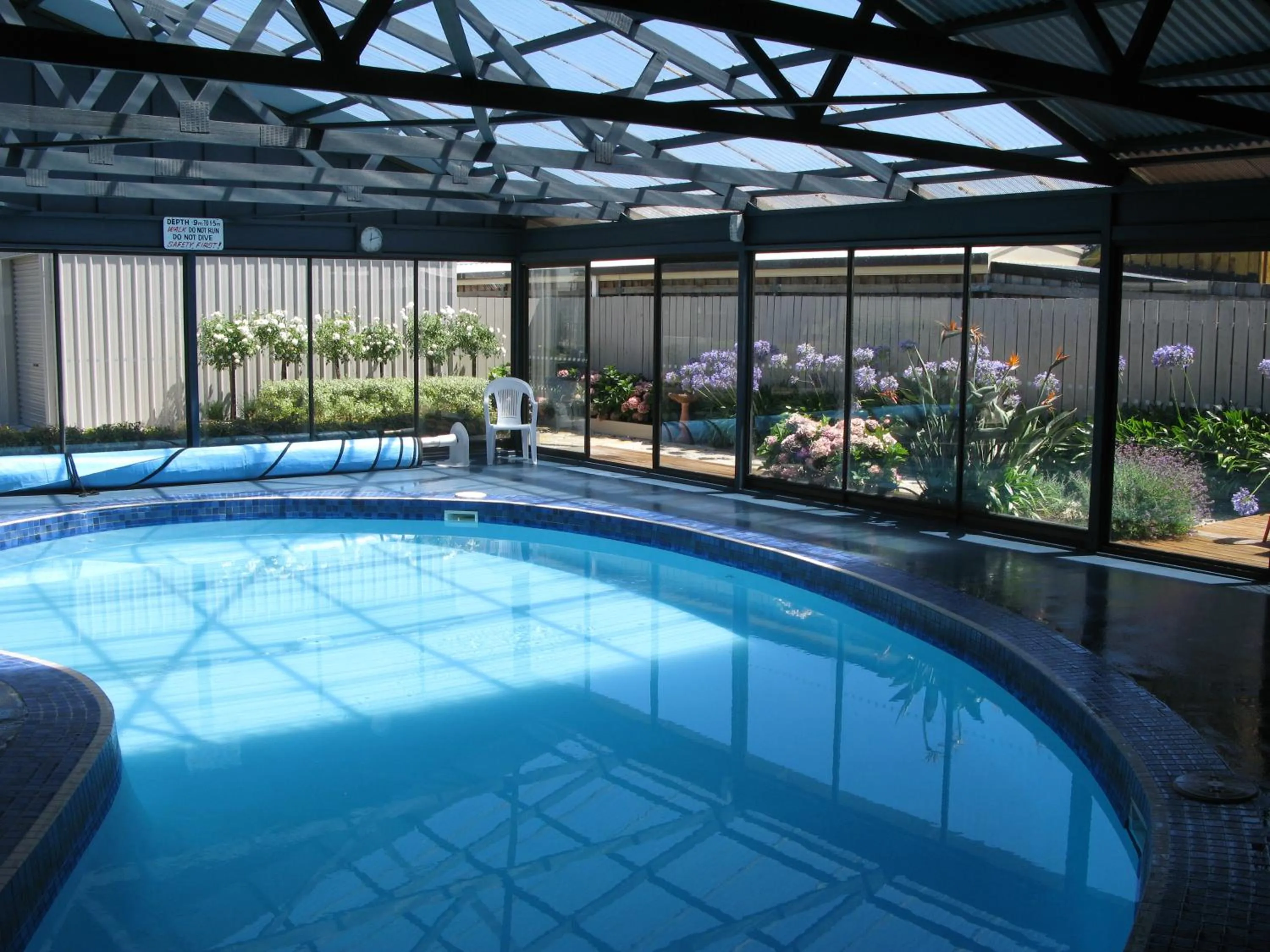 Swimming pool in Barclay Motor Inn