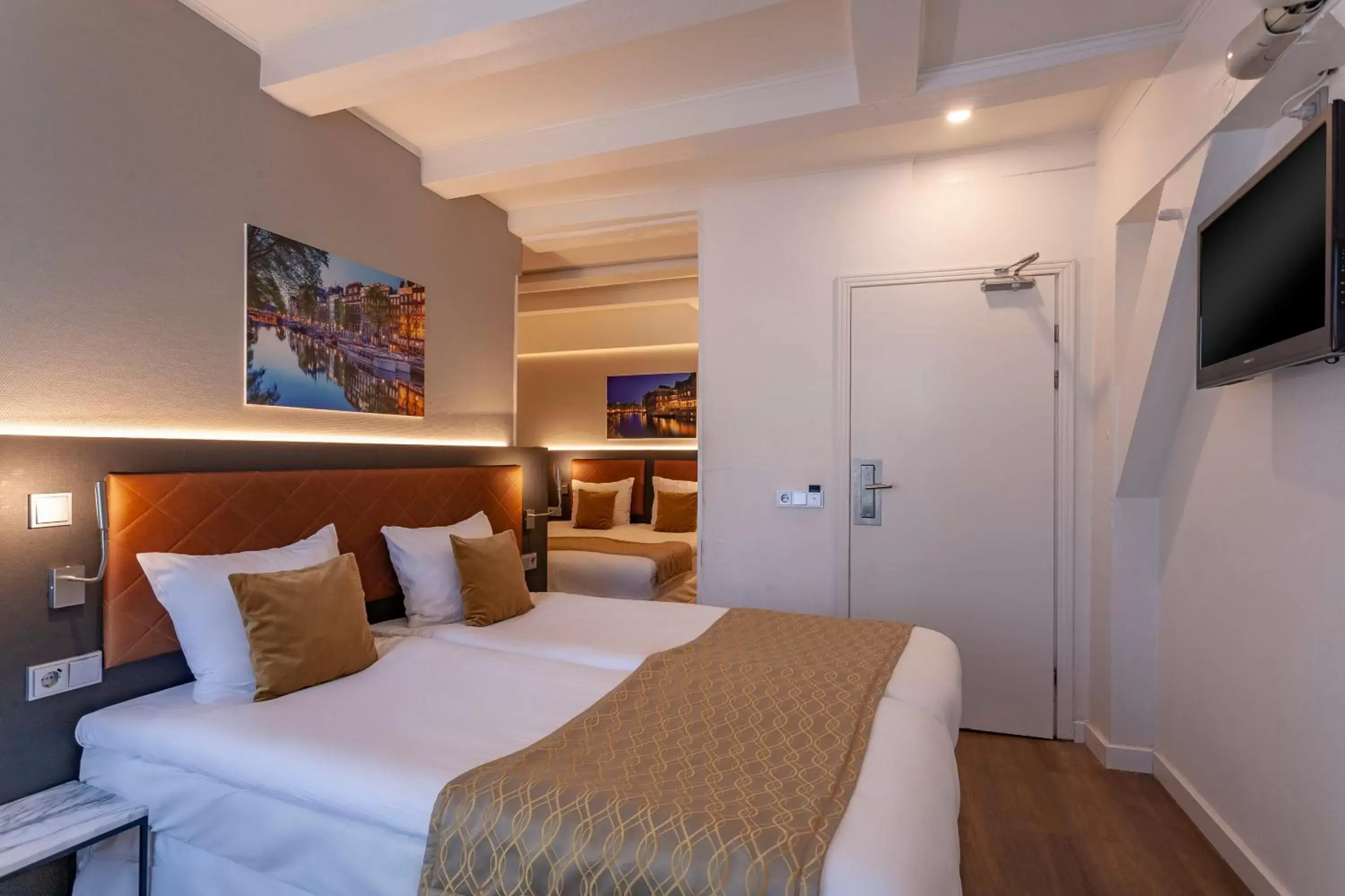 Bedroom, Bed in Avenue Hotel