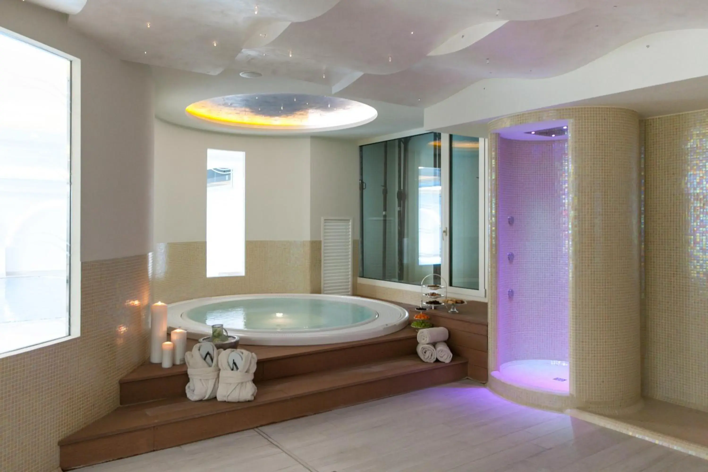 Hot Tub, Bathroom in Grand Hotel Da Vinci
