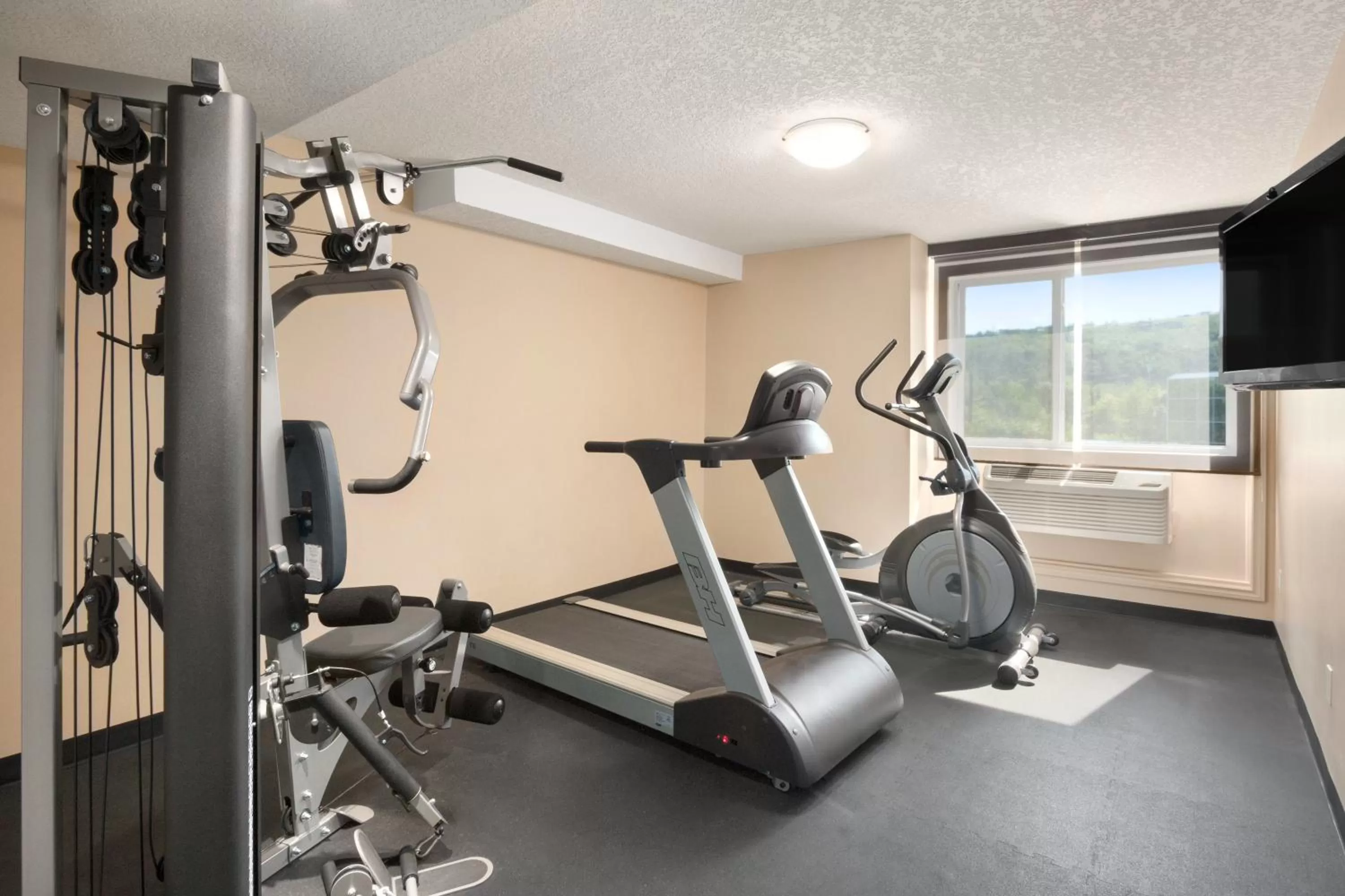 Fitness centre/facilities in Days Inn by Wyndham Calgary Northwest