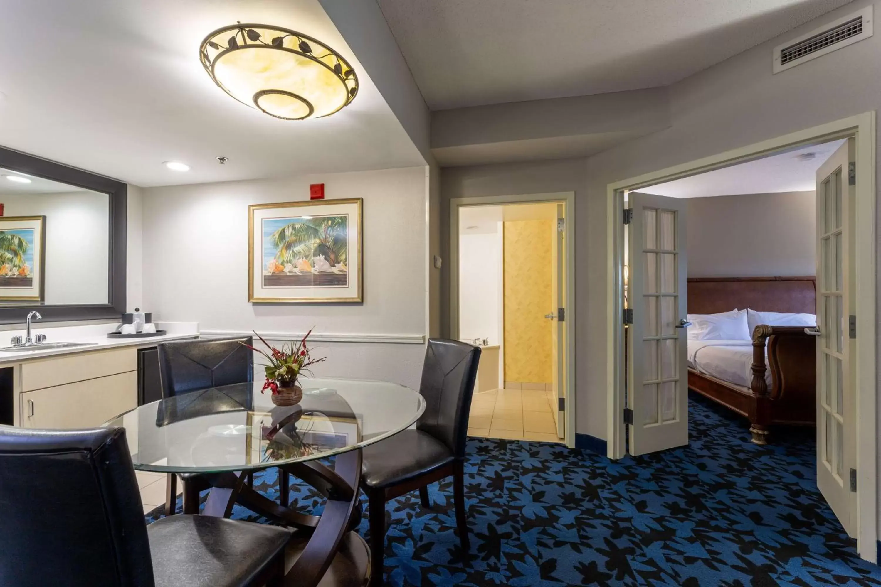 Bed, Dining Area in Hampton Inn & Suites Jacksonville Deerwood Park