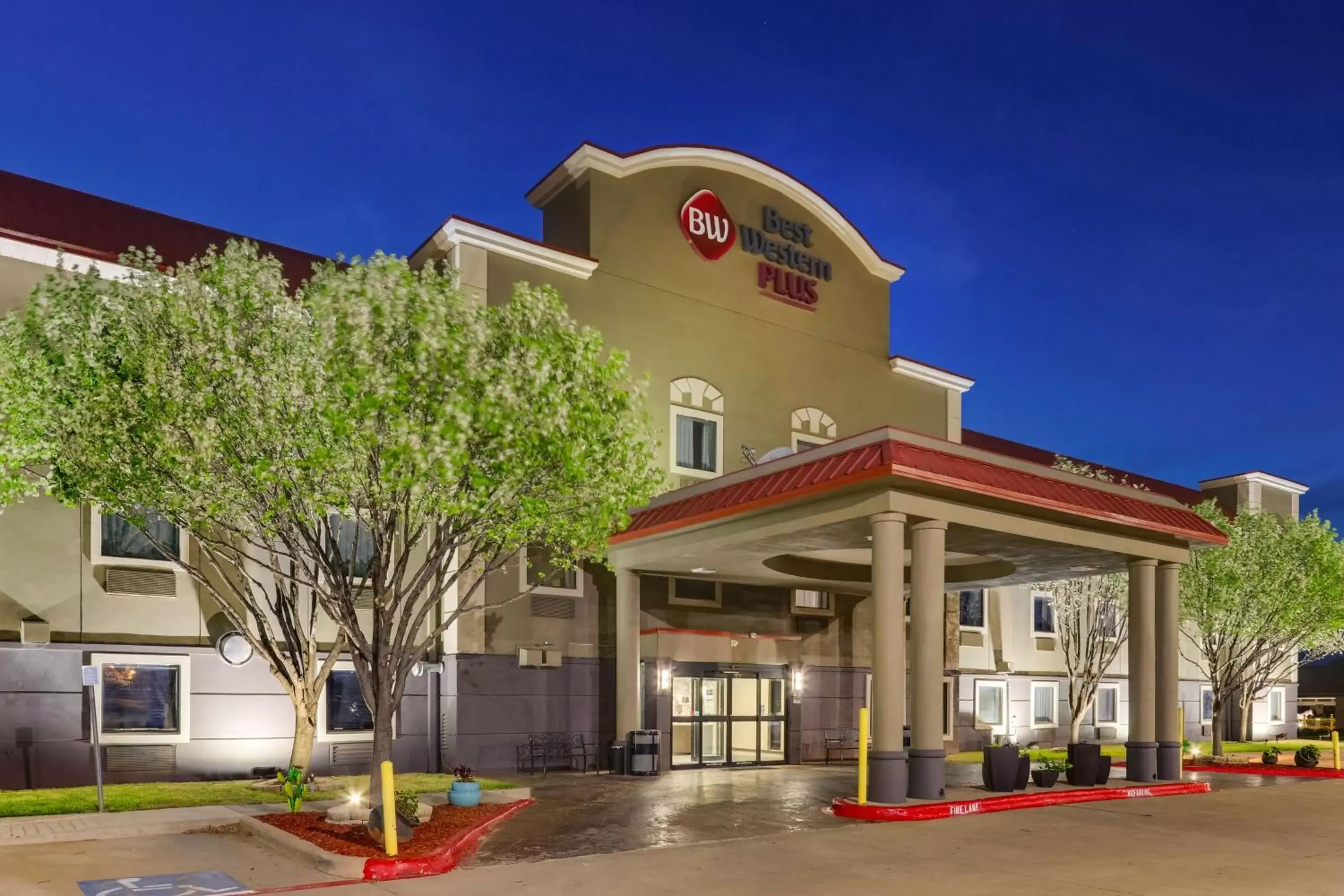 Property Building in Best Western PLUS University Inn & Suites