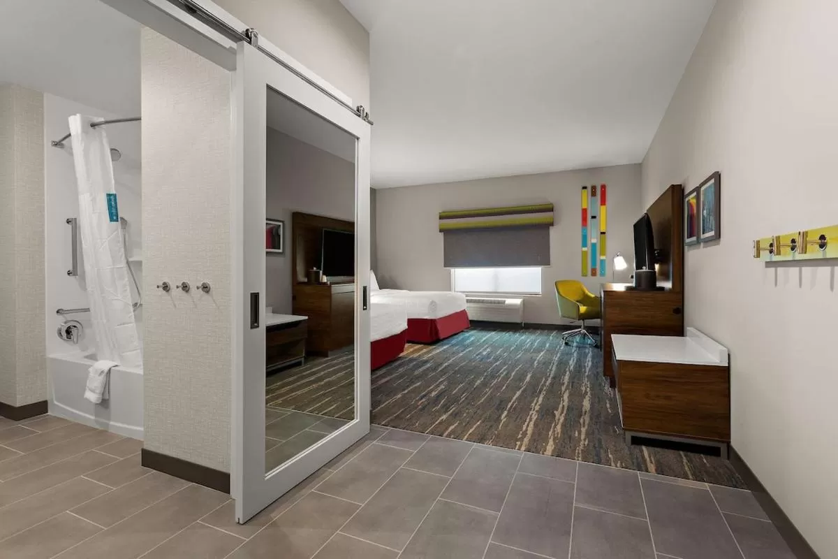 Bed in Hampton Inn & Suites Ruskin I-75, FL