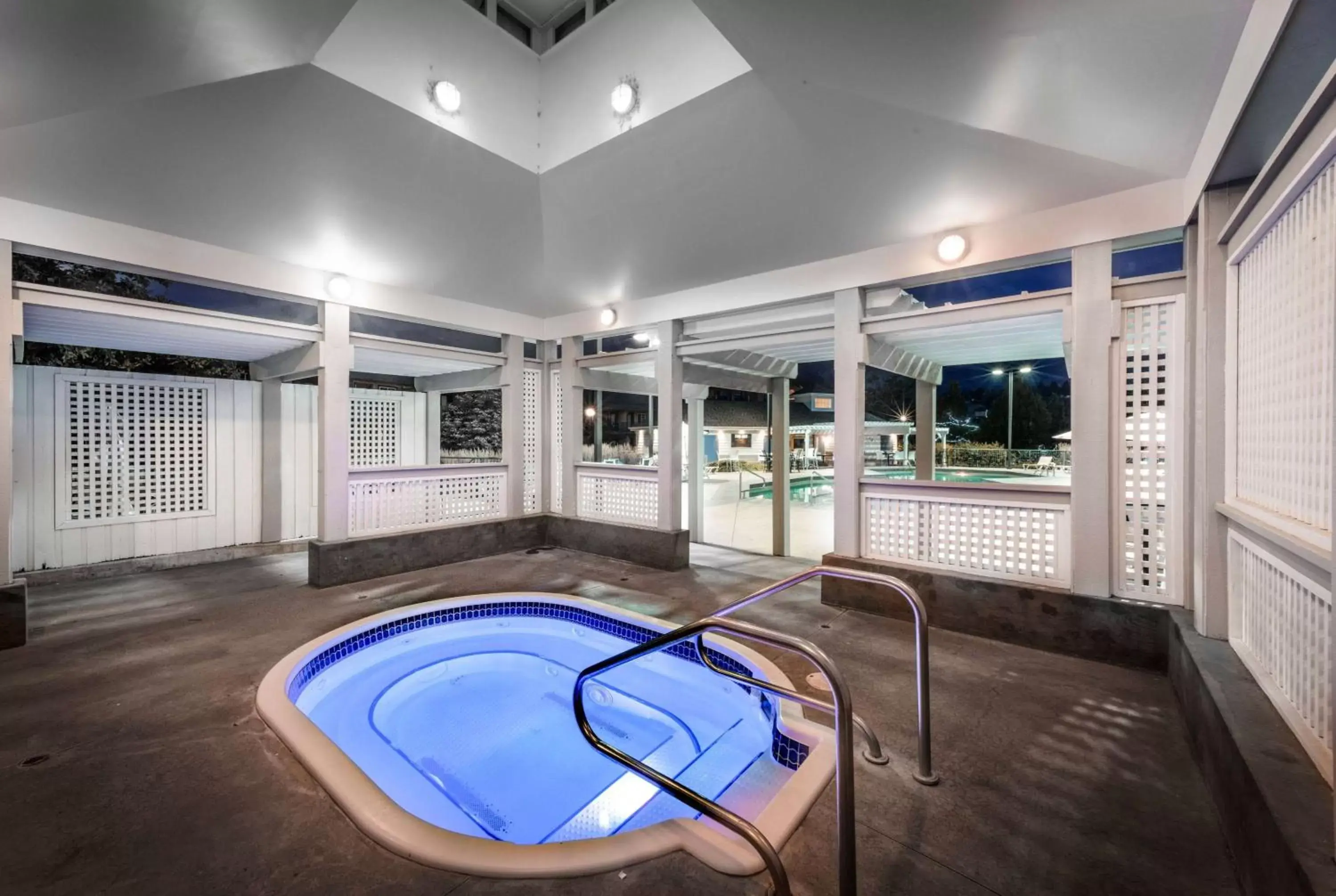 Hot Tub, Swimming Pool in Ramada by Wyndham Penticton Hotel & Suites