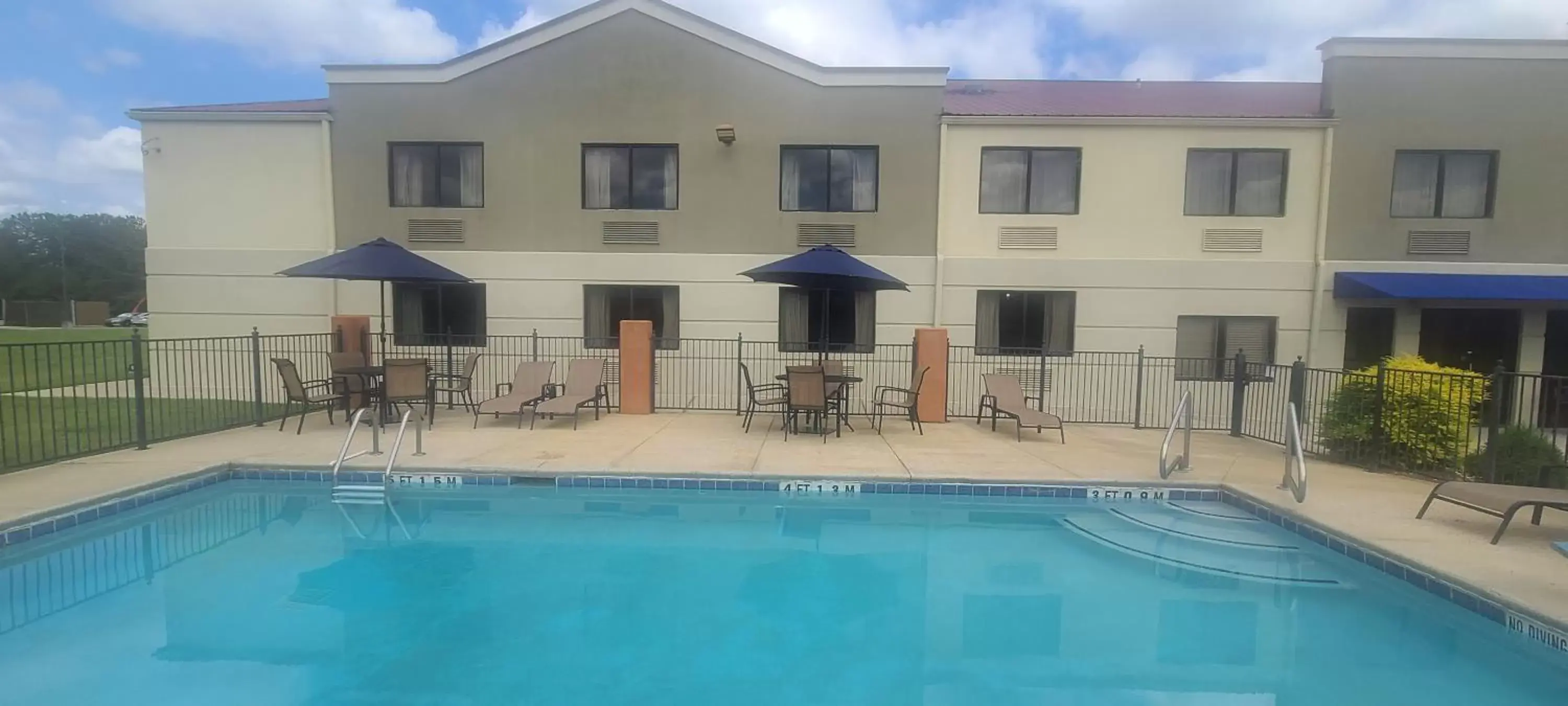 Swimming pool, Property Building in Comfort Inn & Suites Leeds I-20