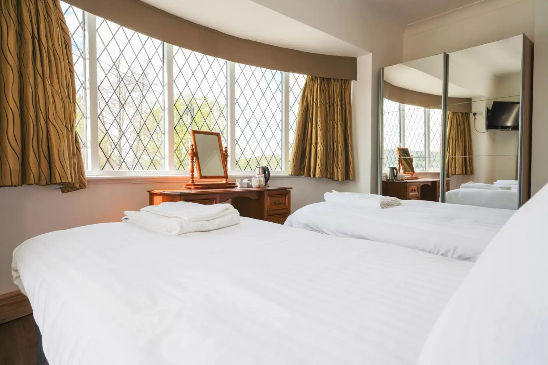 Bedroom, Bed in Millstone Country Inn