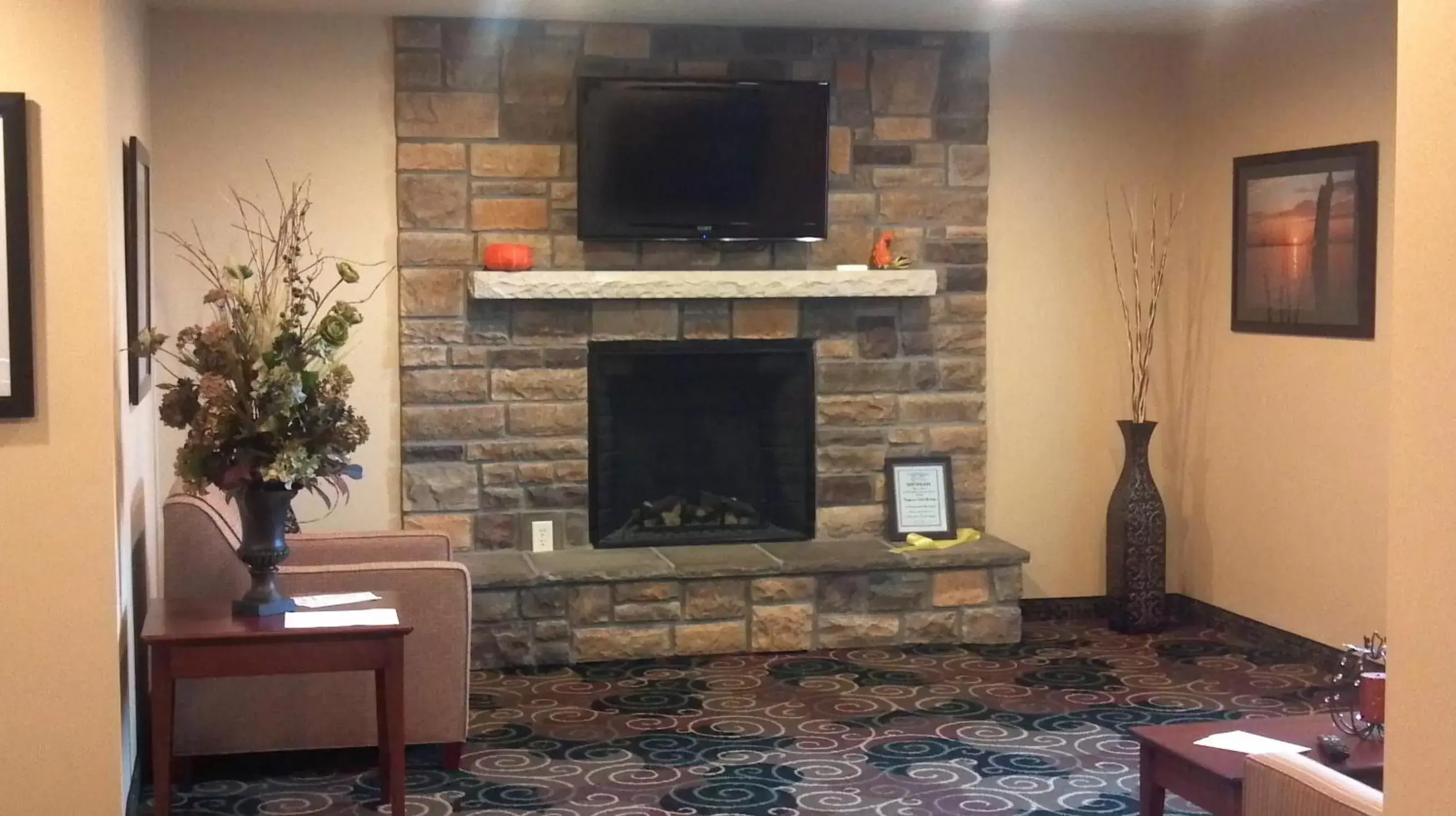 Living room, TV/Entertainment Center in Cobblestone Hotel & Suites - Knoxville