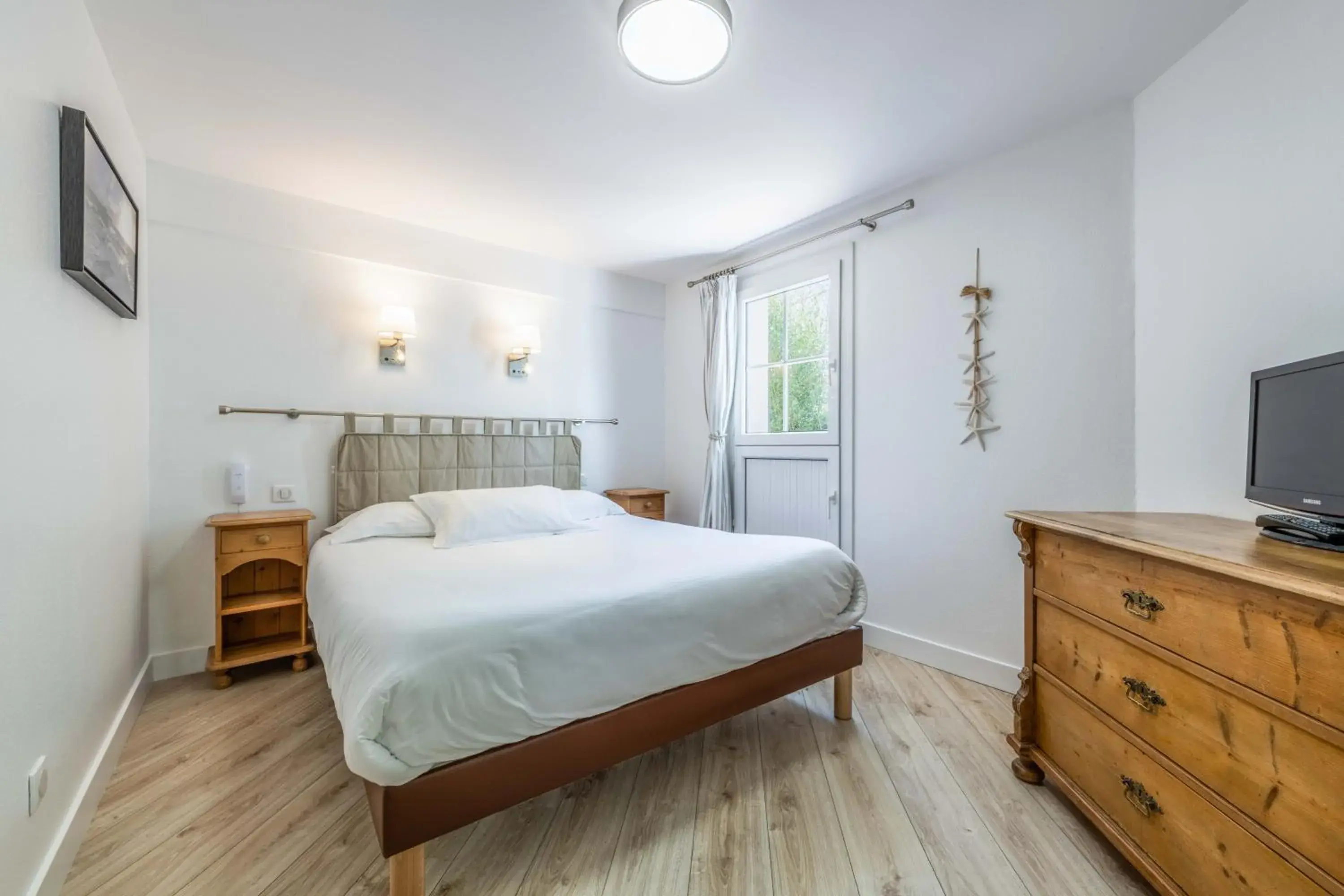 Bedroom, Bed in Hotel Le Clos Fleuri