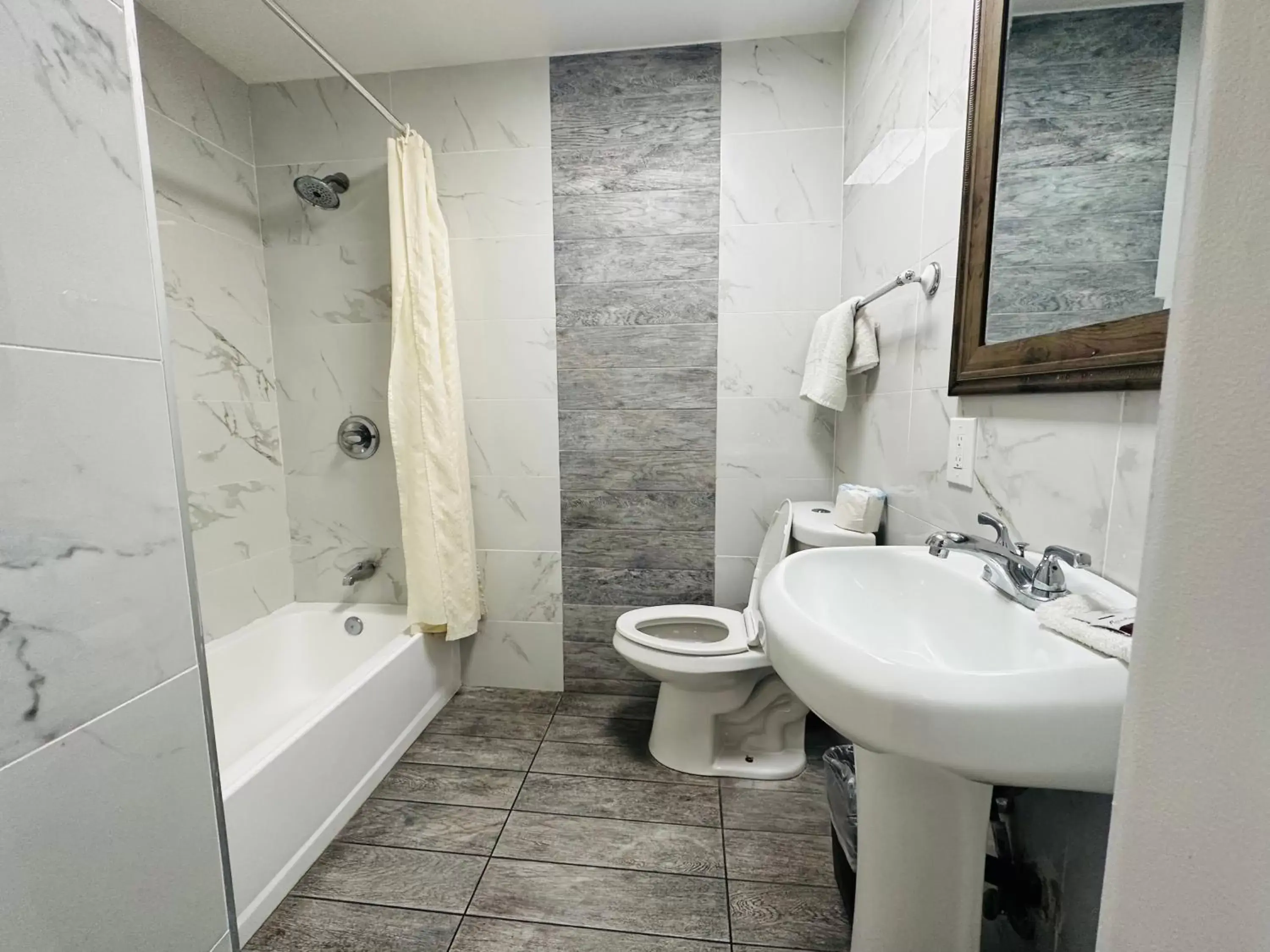 Bathroom in Casa Blanca Inn & Suites Whittier