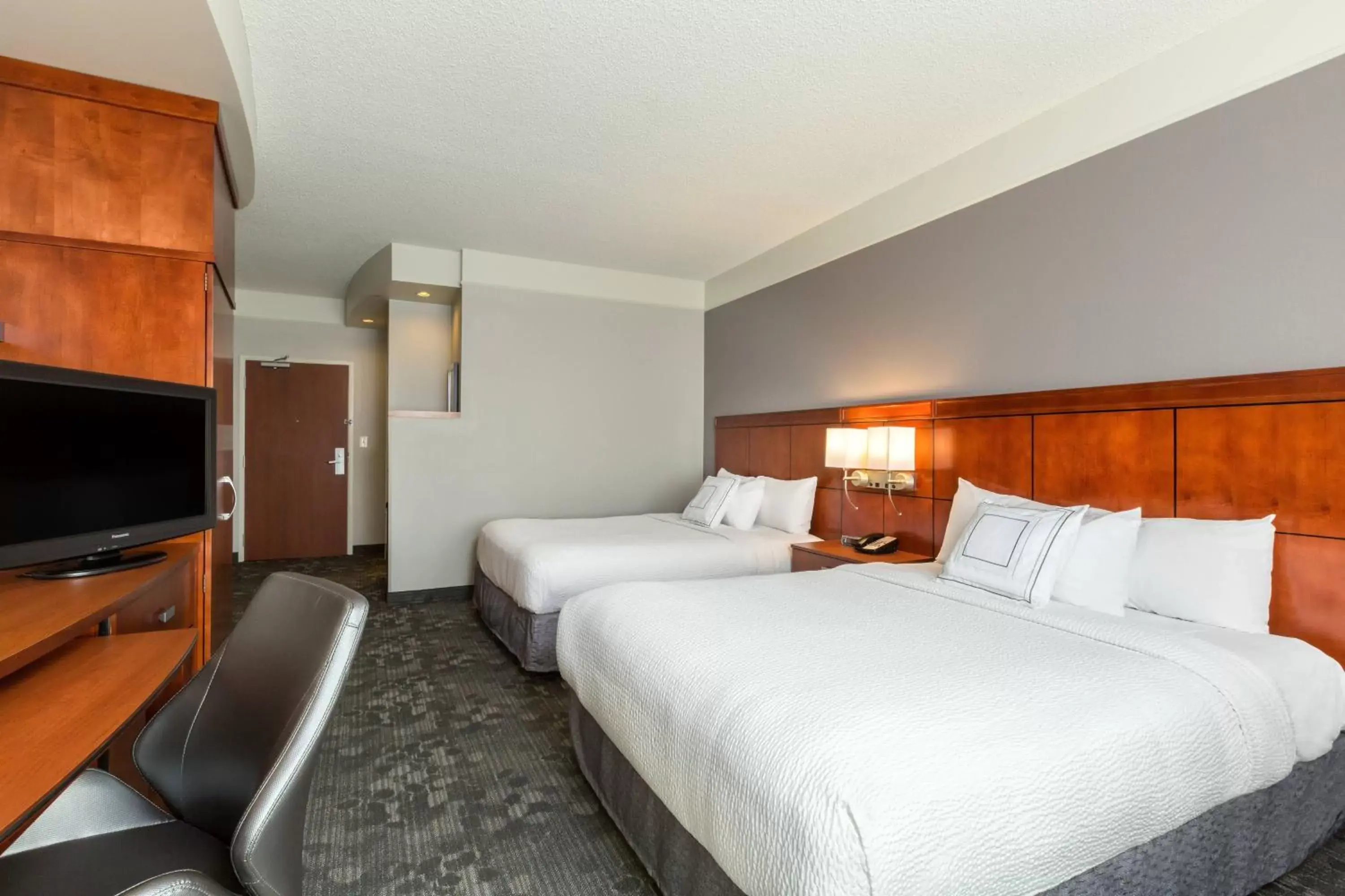 Photo of the whole room, Bed in Courtyard by Marriott Houston Galleria