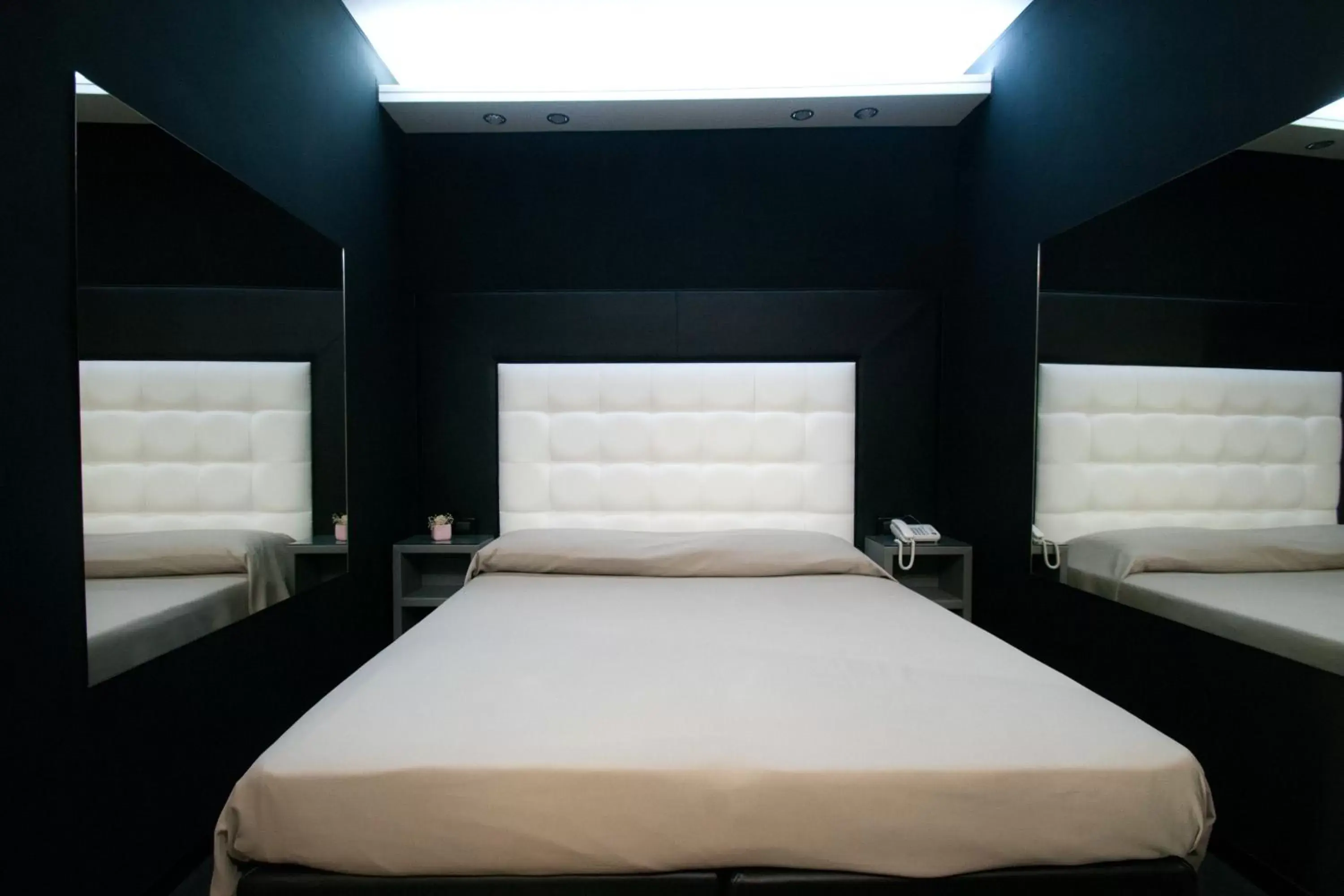 Photo of the whole room, Bed in Fly Boutique Hotel