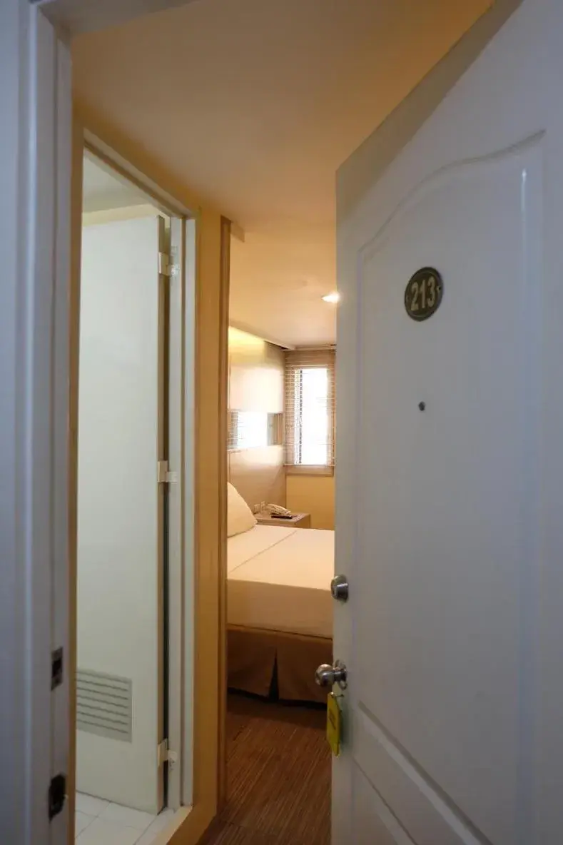 Bedroom, Bathroom in Spaces Hotel Makati - People & Pets