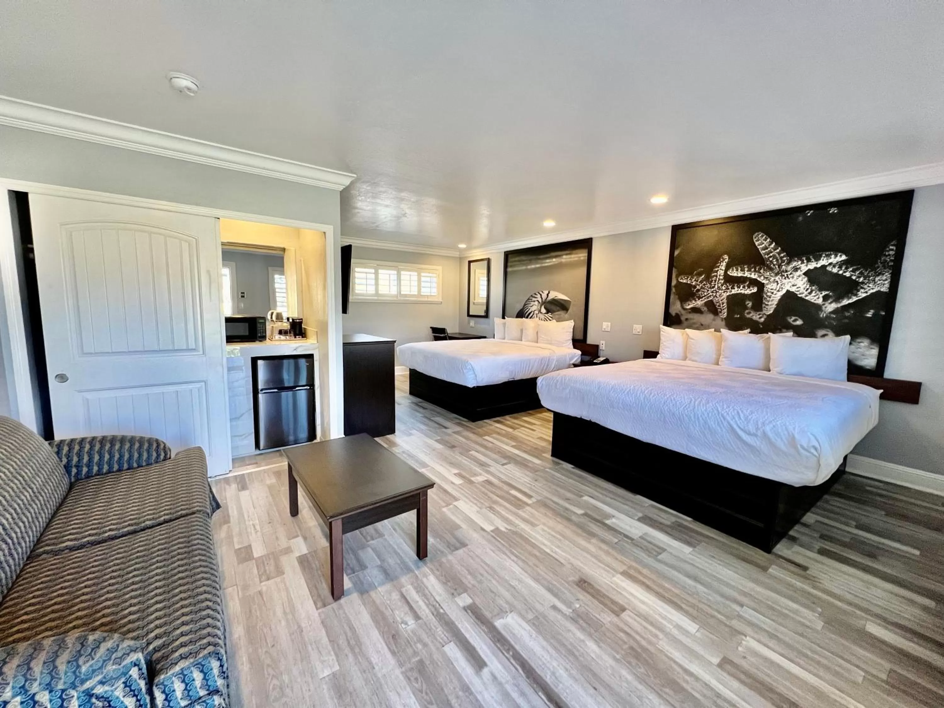 Photo of the whole room, Bed in Aura Inn Monterey