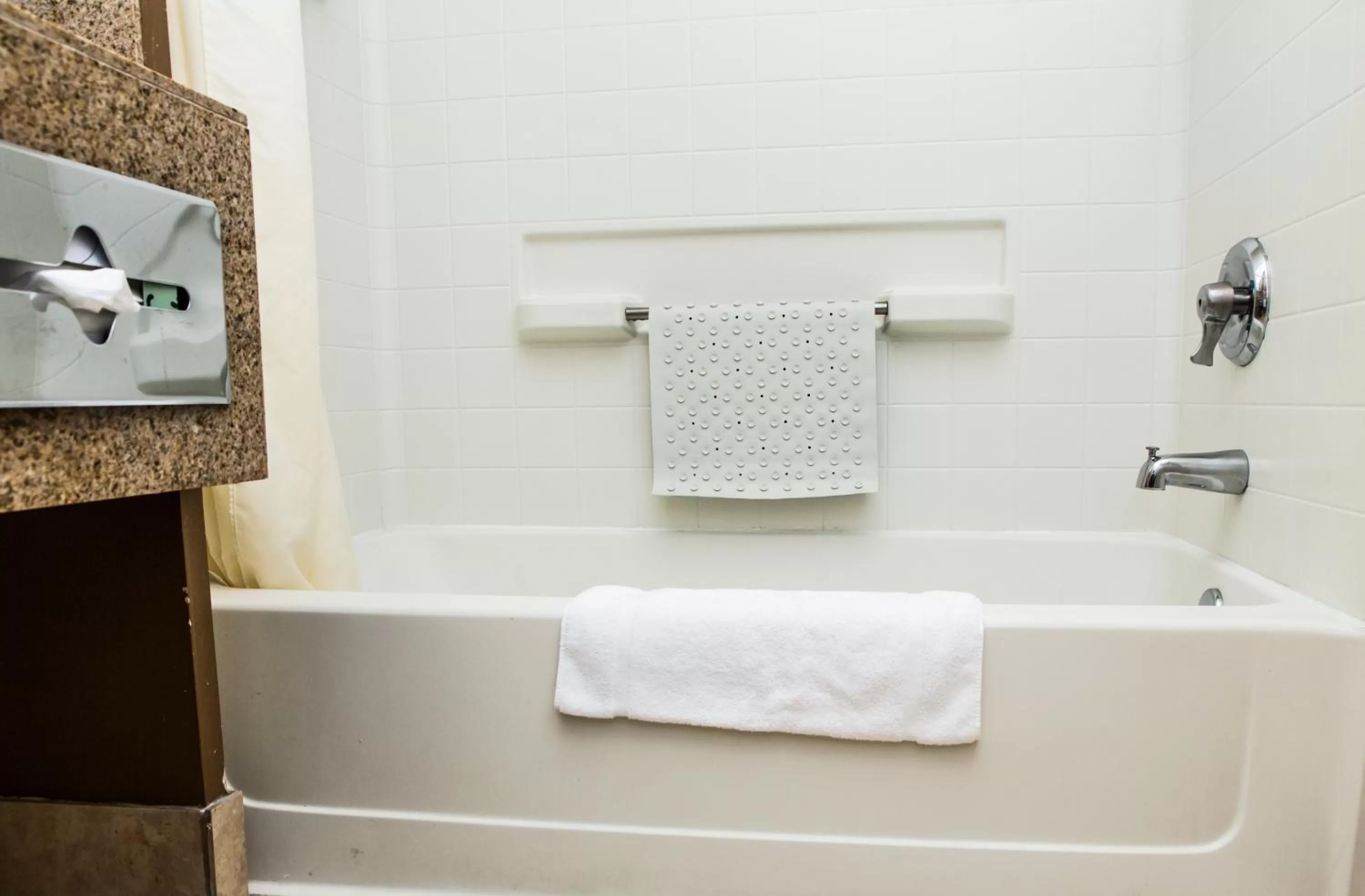 Shower in Pelican Inn