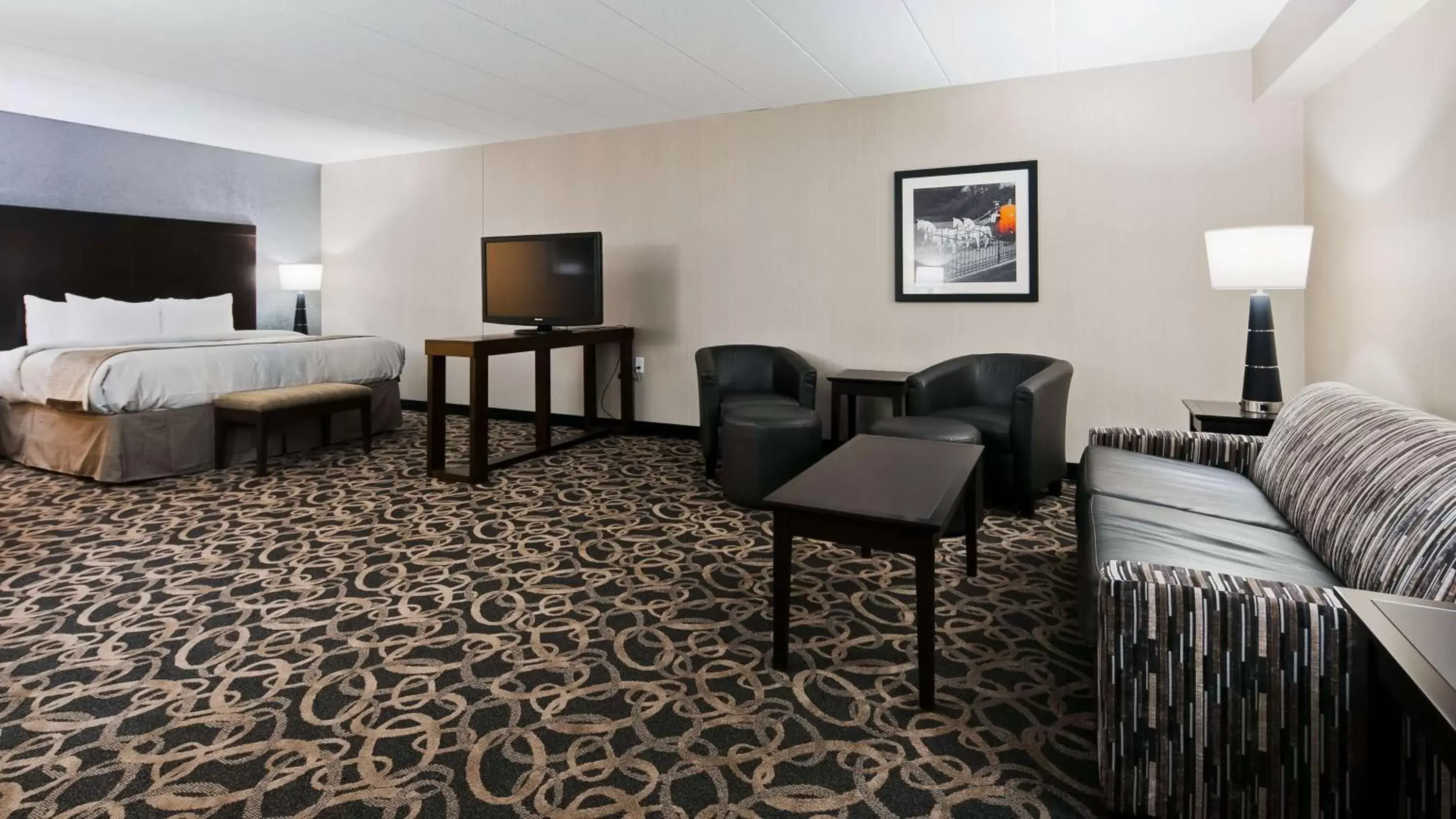 Photo of the whole room, Seating Area in Best Western Ramkota Hotel Aberdeen