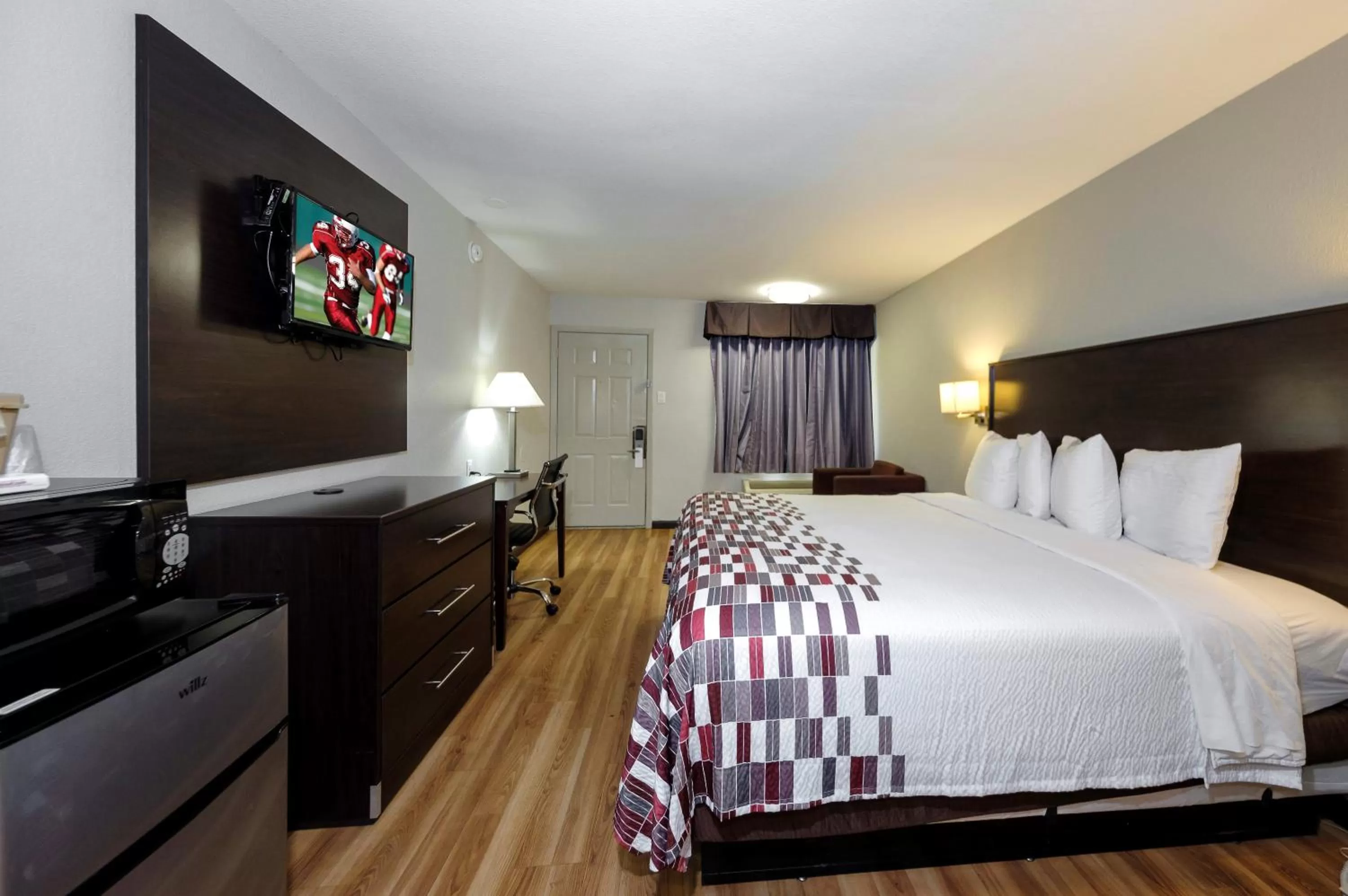  Deluxe King Room Disability Access Roll-In Shower Smoking in Red Roof Inn Arlington - Entertainment District