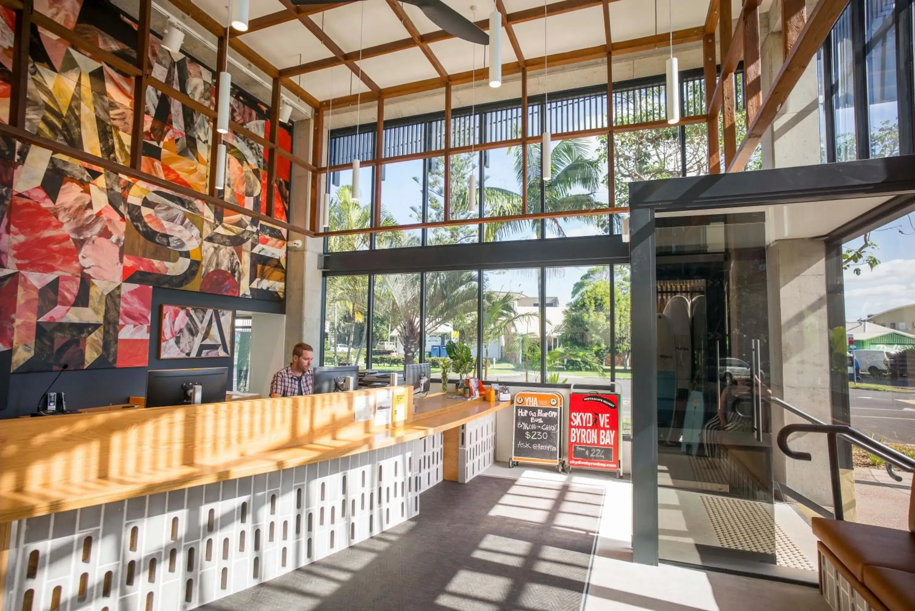Lobby or reception, Restaurant/Places to Eat in YHA Byron Bay